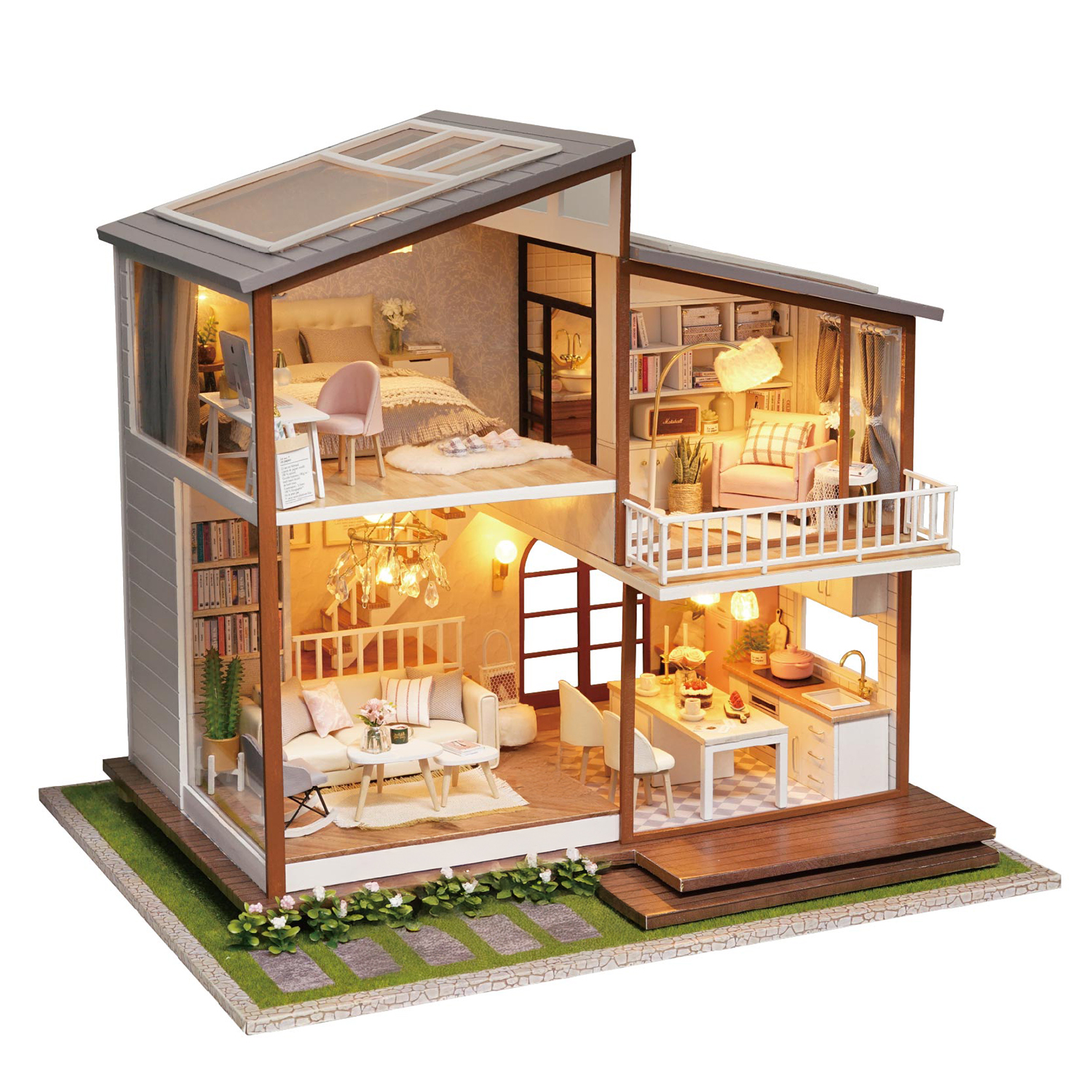 Casa delle bambole a tre piani. Ha una camera da letto, un soggiorno, una cucina e un balcone. Decorata con mobili e piante. Illuminata con luci calde.