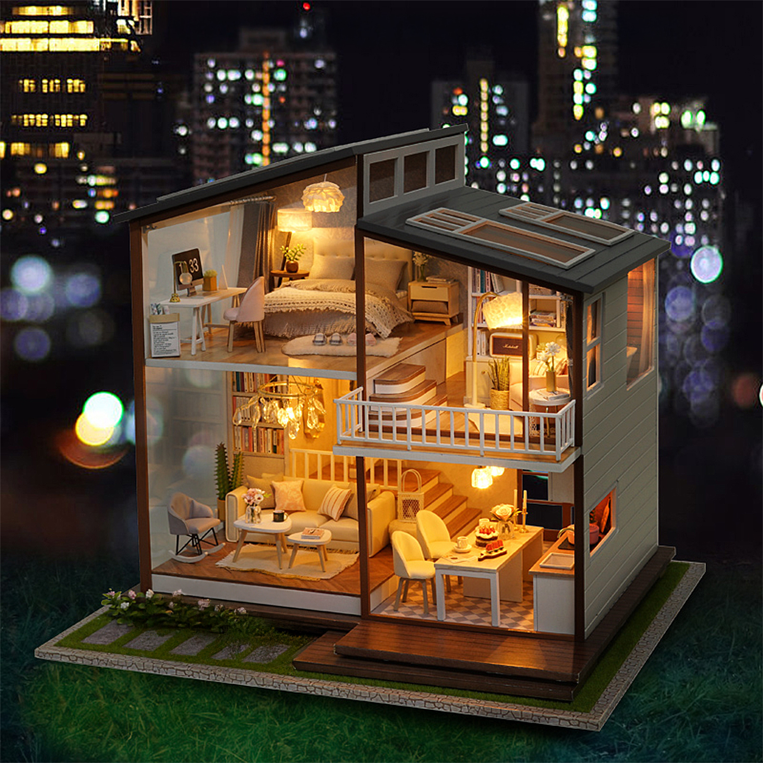 Una casa in miniatura con stanze illuminate. Lo sfondo mostra un paesaggio urbano sfocato di notte. La casa ha interni dettagliati.