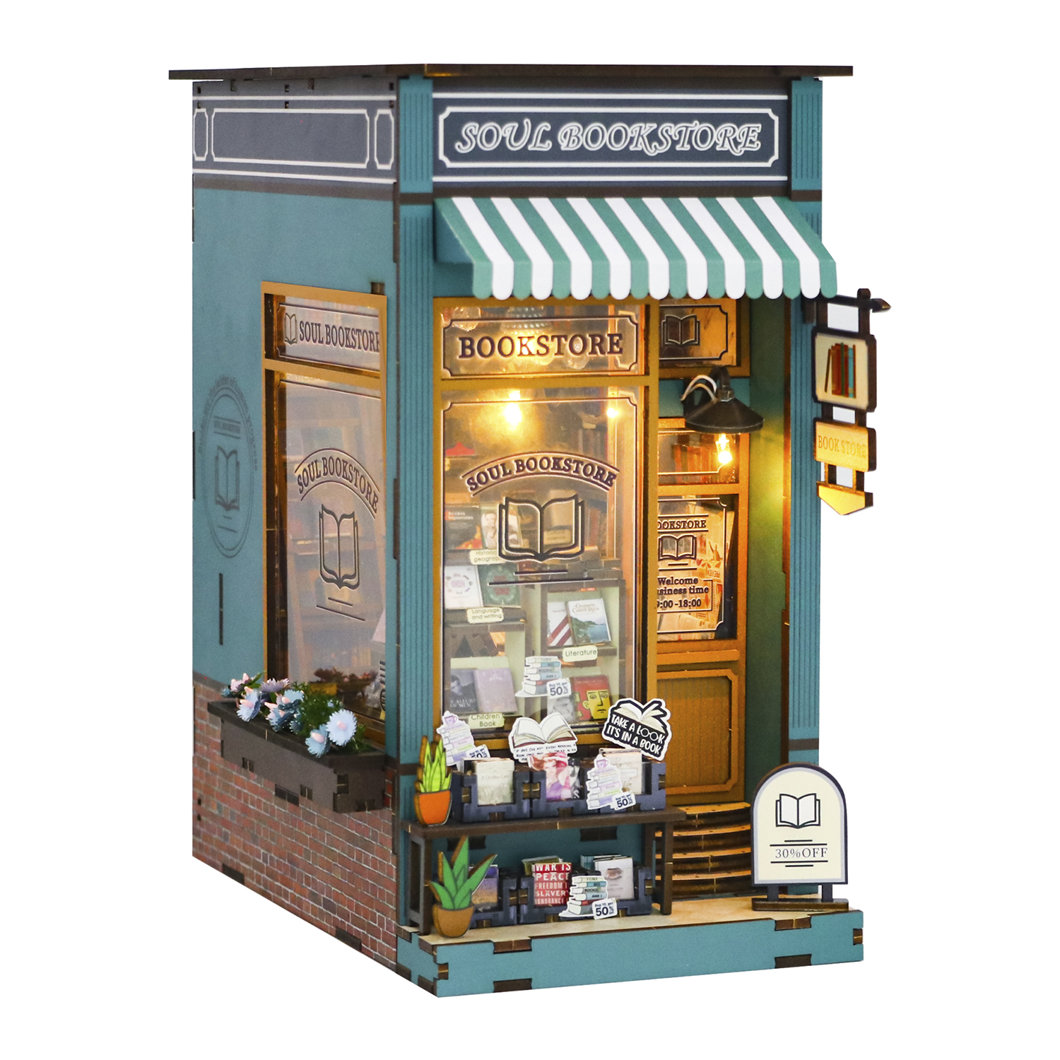 Un modello in miniatura di libreria con una tenda a strisce verdi e bianche. C'è un'insegna con la scritta 'SOUL BOOKSTORE' e libri esposti in vetrina.