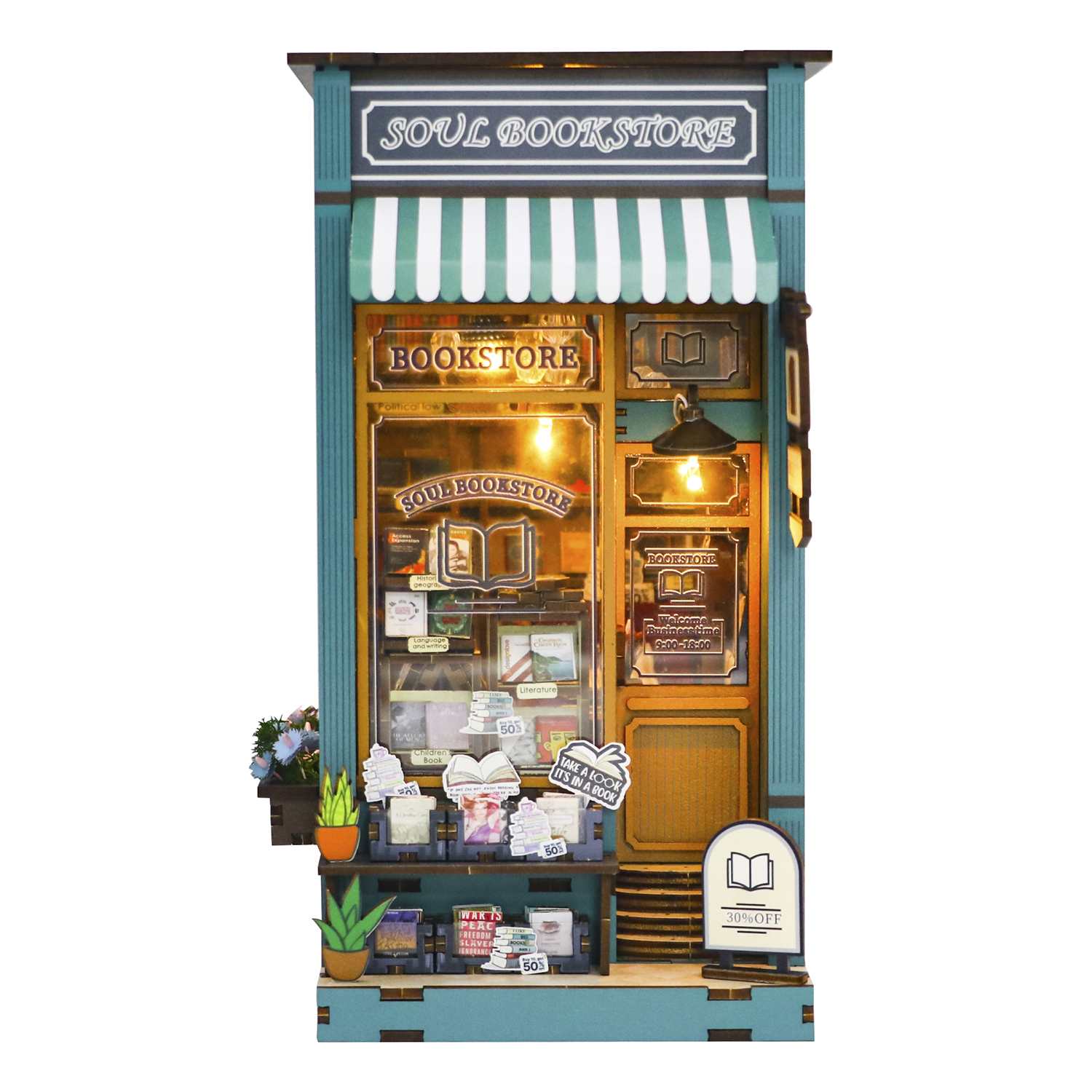 Una libreria in miniatura con tenda a strisce blu e bianche. Ha piccoli libri, piante e cartelli pubblicitari di sconti.