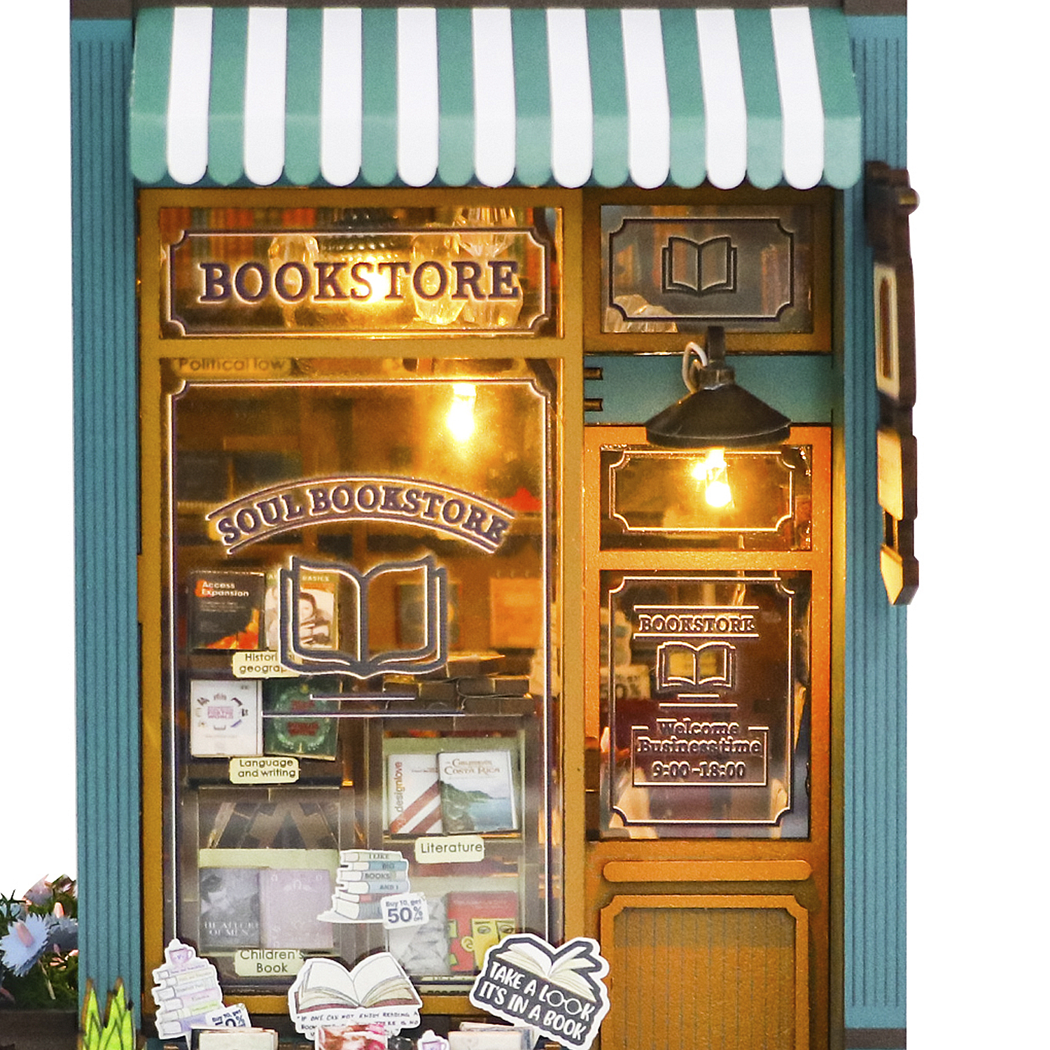 Facciata di libreria in miniatura con tenda a strisce, insegna della libreria e vetrina che espone libri. Sono visibili anche gli orari di apertura.