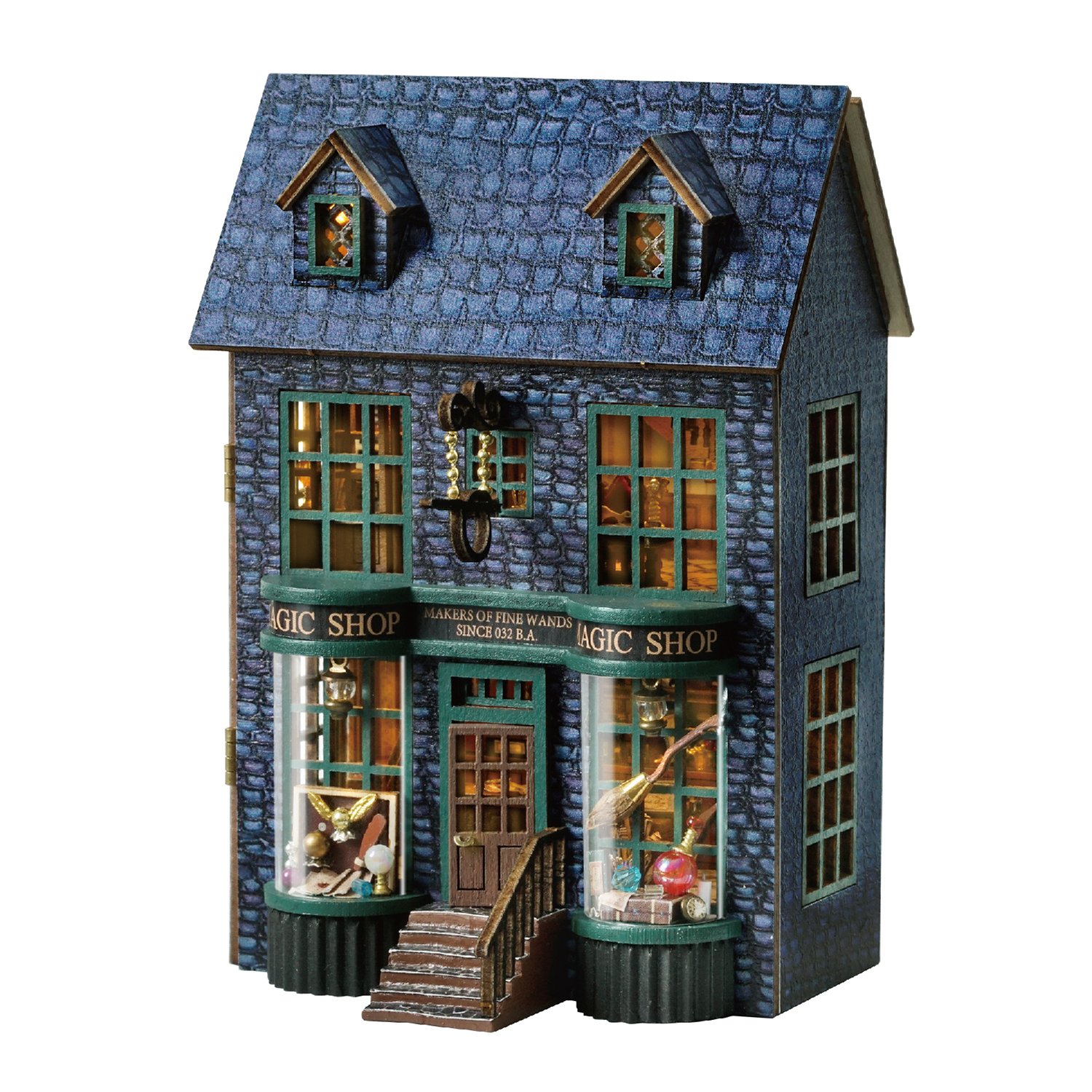 Ein Miniatur-Zauberladen mit blauer Steinfassade. Er hat grün umrahmte Fenster mit magischen Gegenständen und ein Schild mit der Aufschrift 'Magic Shop'.