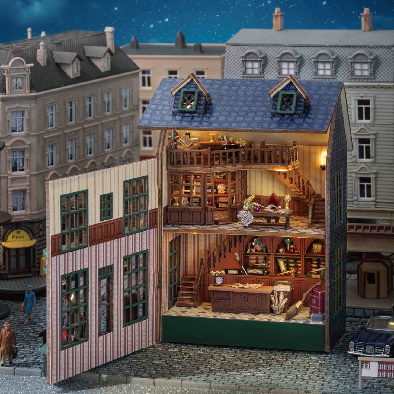 Ein detailliertes Puppenhaus mit offener Fassade. Es zeigt ein Geschäft mit Regalen, Treppen und verschiedenen Gegenständen. Gebäude sind im Hintergrund.