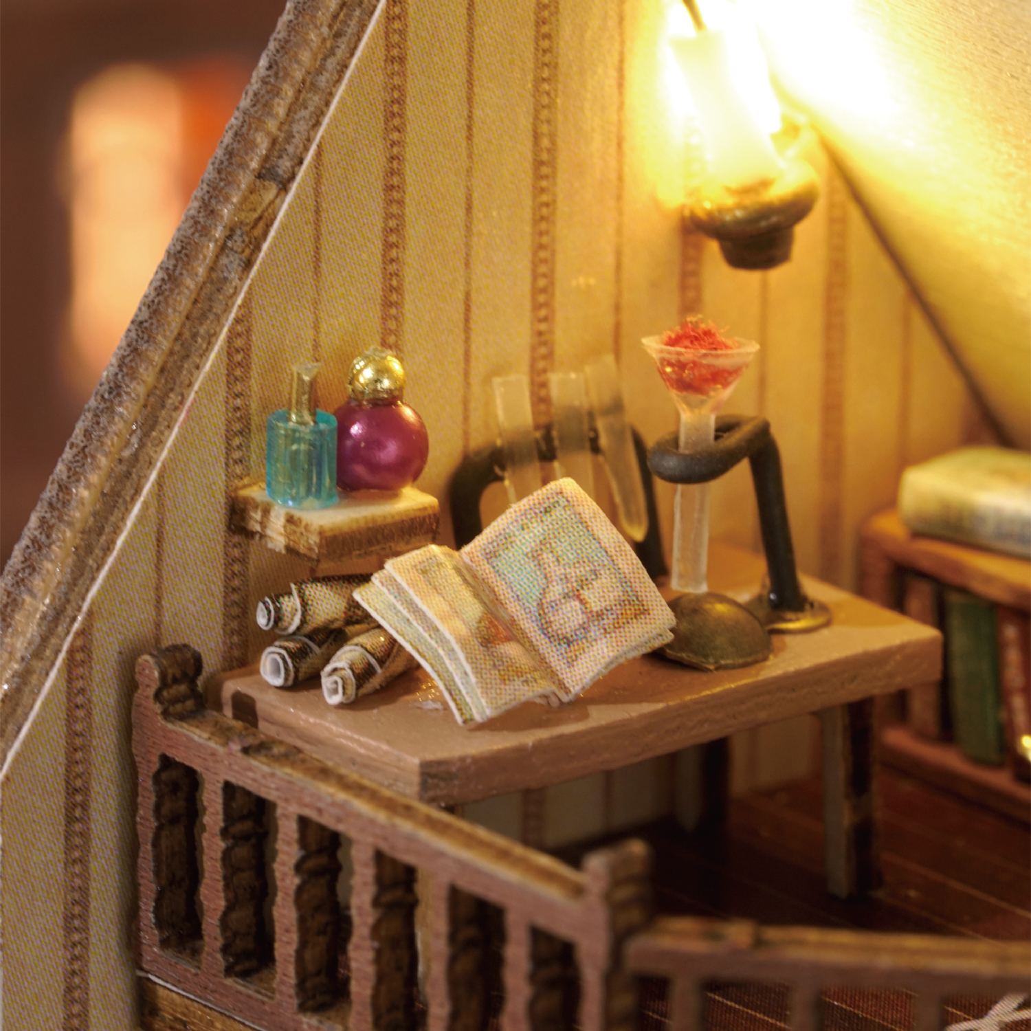 Miniaturzimmer mit Tisch, Lampe, Büchern und Flaschen. Warme Beleuchtung schafft eine gemütliche Atmosphäre. Offenes Buch und Schriftrollen sichtbar.