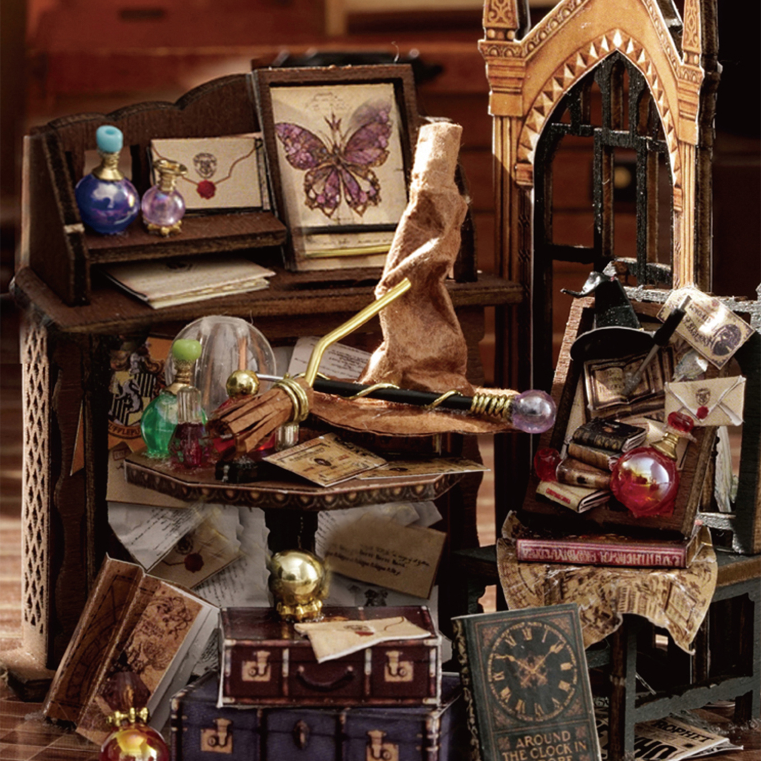 Una scena in miniatura di Hogwarts con libri, pozioni, un cappello parlante e un'immagine di farfalla. La scena è dettagliata e colorata.