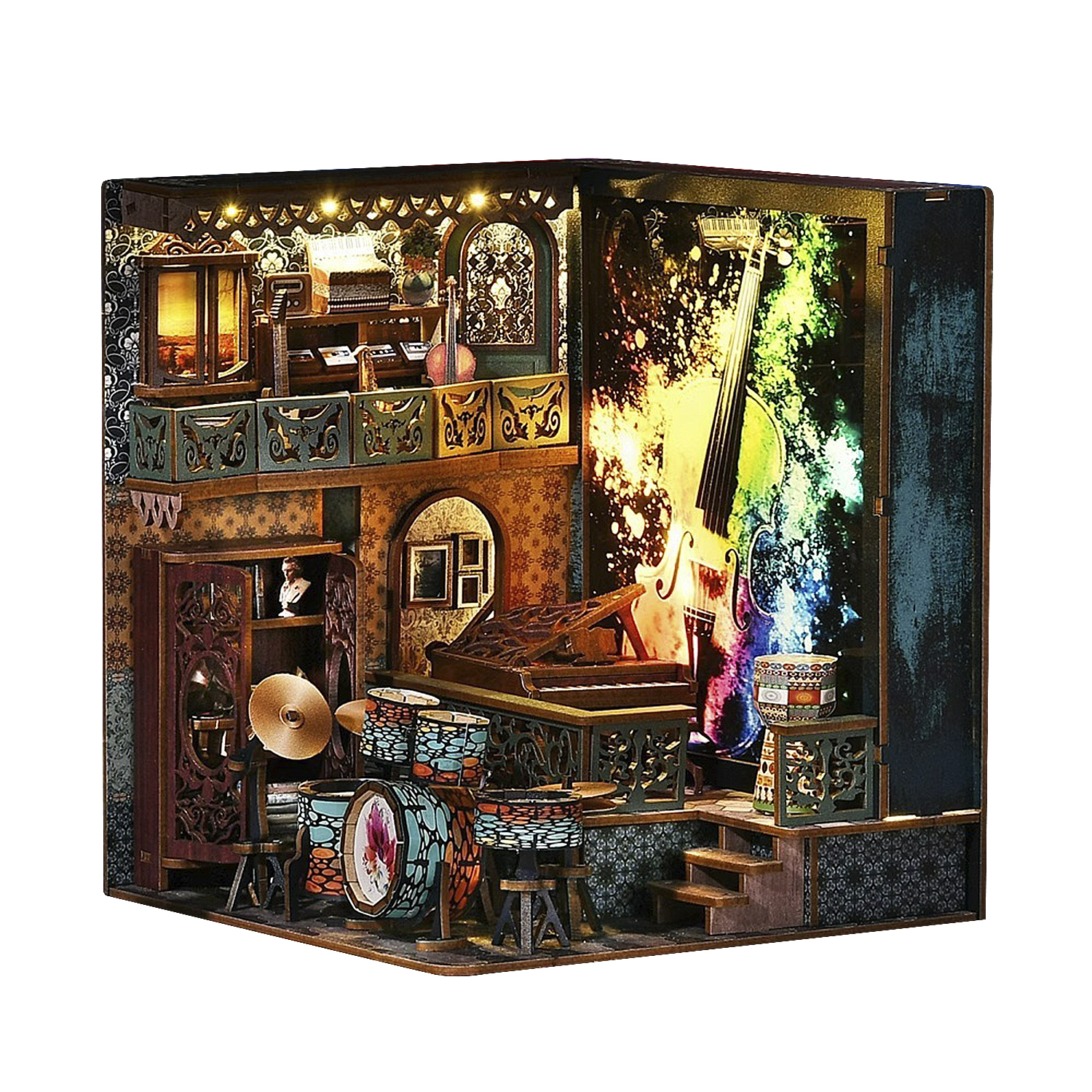 Miniatur-Musikzimmer mit Instrumenten: Schlagzeug, Klavier, Geige. Bunter Hintergrund, Holzkonstruktion, dekorative Elemente und Beleuchtung.