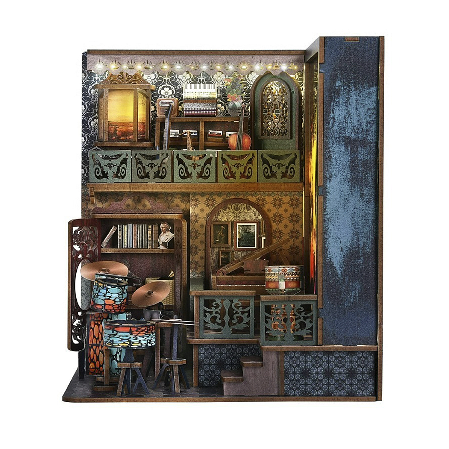 Miniatur-Musikzimmer mit Instrumenten: Schlagzeug, Klavier, Geige. Bücherregale, Kunstwerke und dekorative Wanddetails. Warme Beleuchtung.