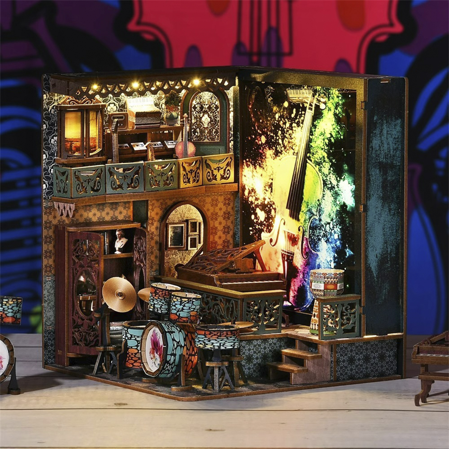 Miniatur-Musikbühne aus Holz mit Geige, Klavier und Schlagzeug. Bunter Hintergrund. Zwei Ebenen. Mit LED-Leuchten beleuchtet.