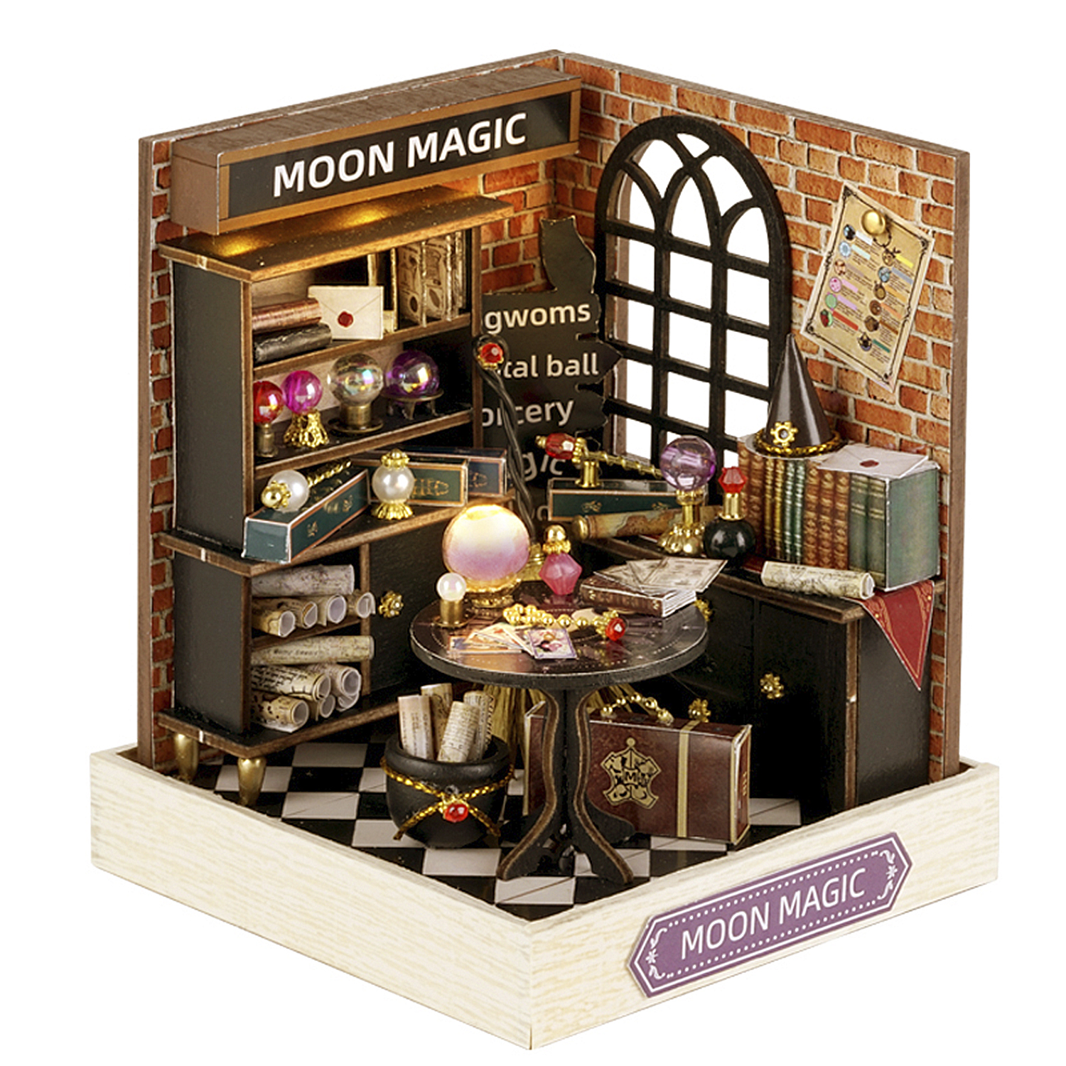 Negozio in miniatura Moon Magic con muri di mattoni, scaffali di libri e globi, tavolo con calderone e una finestra.
