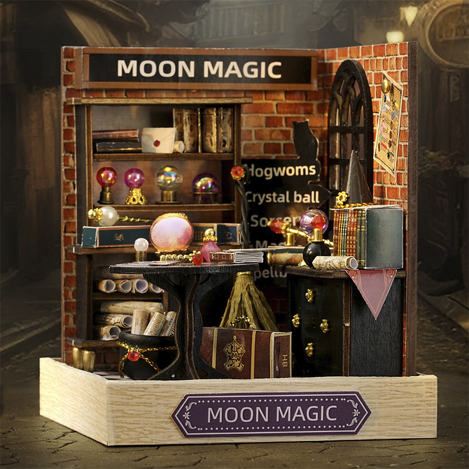 Negozio di maghi in miniatura con sfere di cristallo, libri e un calderone. L'insegna recita 'Moon Magic'. Muri in mattoni e scaffali di legno.