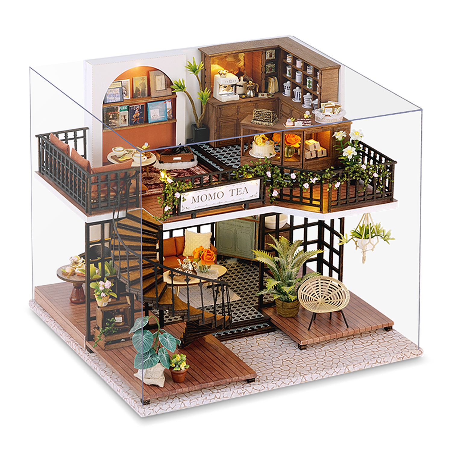 Diorama di casa in miniatura a due livelli. Dispone di un caffè, aree salotto, scale e piante decorative, il tutto all'interno di una vetrina trasparente.