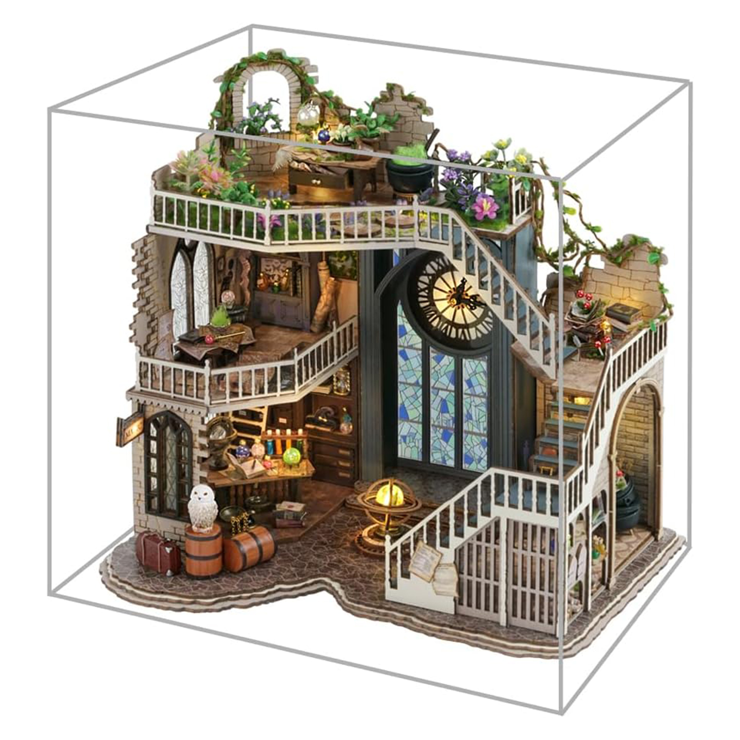 Una casa delle bambole dettagliata con più livelli, scale, una torre dell'orologio e vari oggetti in miniatura come libri e barili.