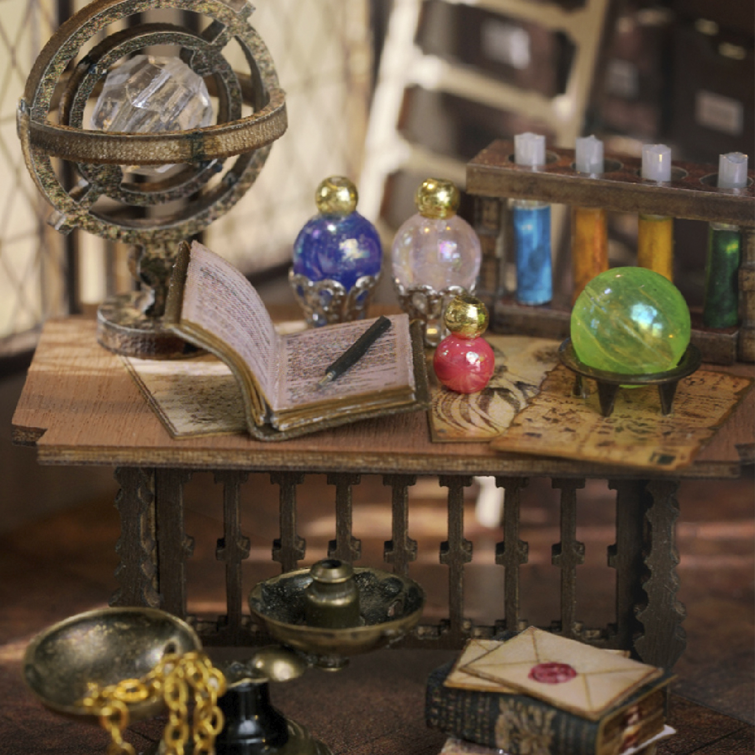 Scena di laboratorio in miniatura con globo, pozioni, libri e provette su un tavolo di legno. Una bilancia e una busta in primo piano.