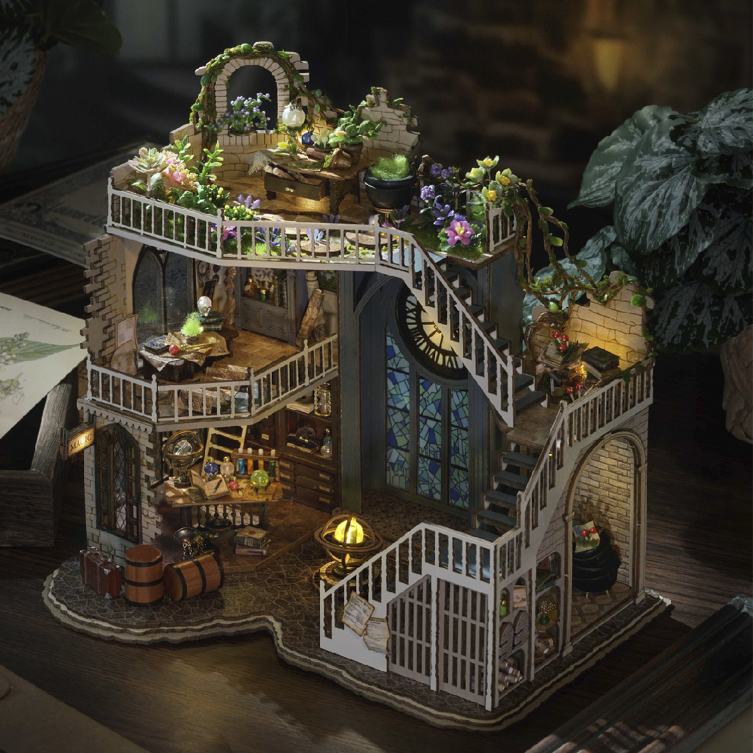 Casa di mago in miniatura. Presenta più livelli, scale ed è decorata con piante e vari oggetti magici.