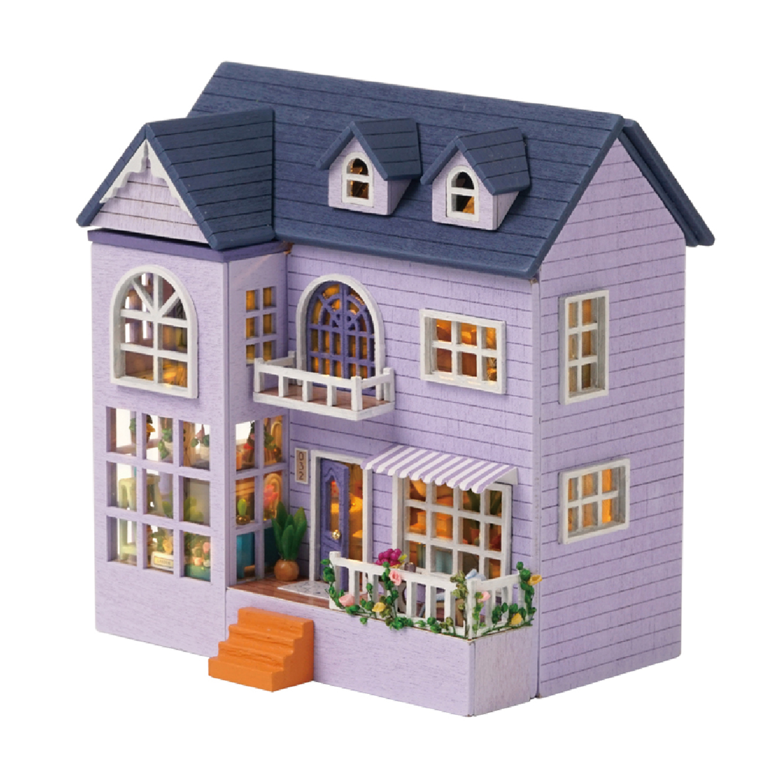 Una casa in miniatura color lavanda con tetto blu, finiture bianche e gradini arancioni. Le finestre si illuminano con luci interne. Un piccolo balcone.