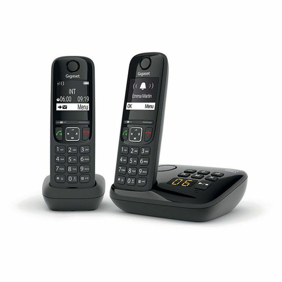 Zwei schwarze Gigaset-Schnurlostelefone, eines aufrecht, das andere auf einer Basis. Beide Telefone haben Displays mit Zahlen und Symbolen.