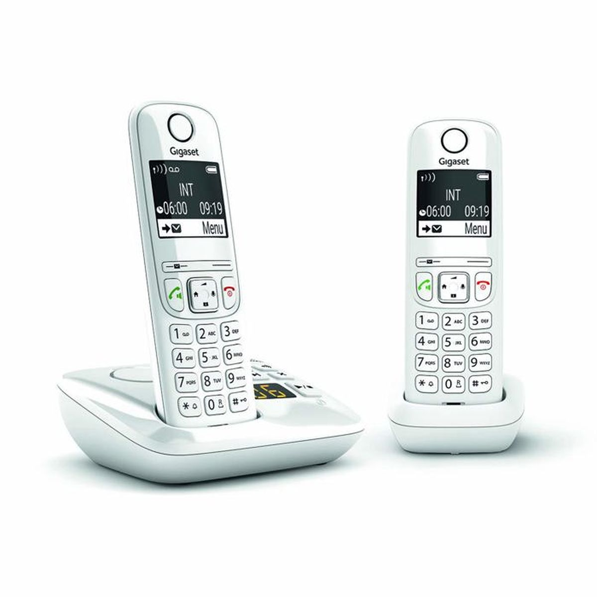 Due telefoni cordless Gigaset bianchi su sfondo bianco. Uno è agganciato, l'altro ha una sua base. Entrambi hanno schermi che mostrano l'ora.