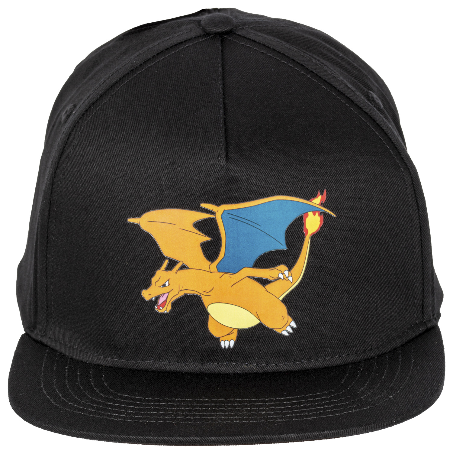 Schwarze Kappe mit Charizard-Illustration. Charizard ist orange mit blauen Flügeln und einem flammenden Schwanz. Die Kappe hat einen flachen Schirm.
