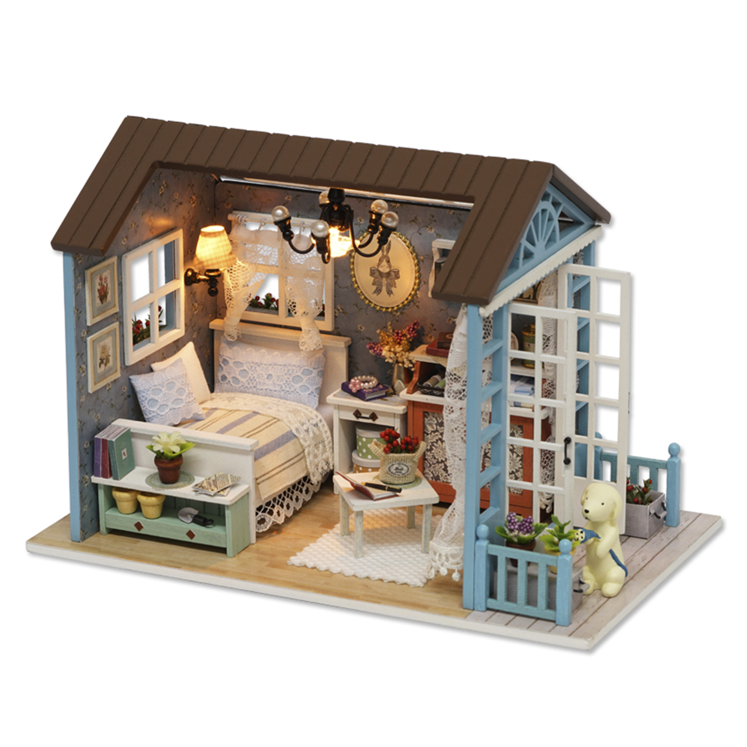 Ein Miniatur-Puppenhaus mit Schlafzimmer und Balkon. Es hat ein Bett, einen Tisch, Pflanzen und eine kleine Hundefigur auf dem Balkon.