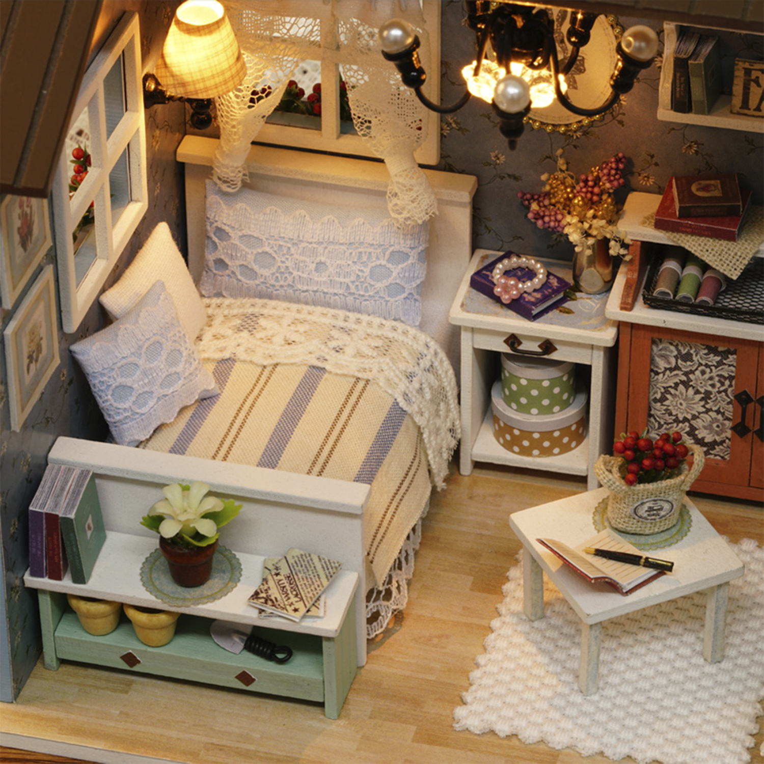 Miniatur-Schlafzimmer mit Bett, Nachttischen, kleinem Tisch und Fenster. Dekoriert mit Blumen, Büchern und Lampen.