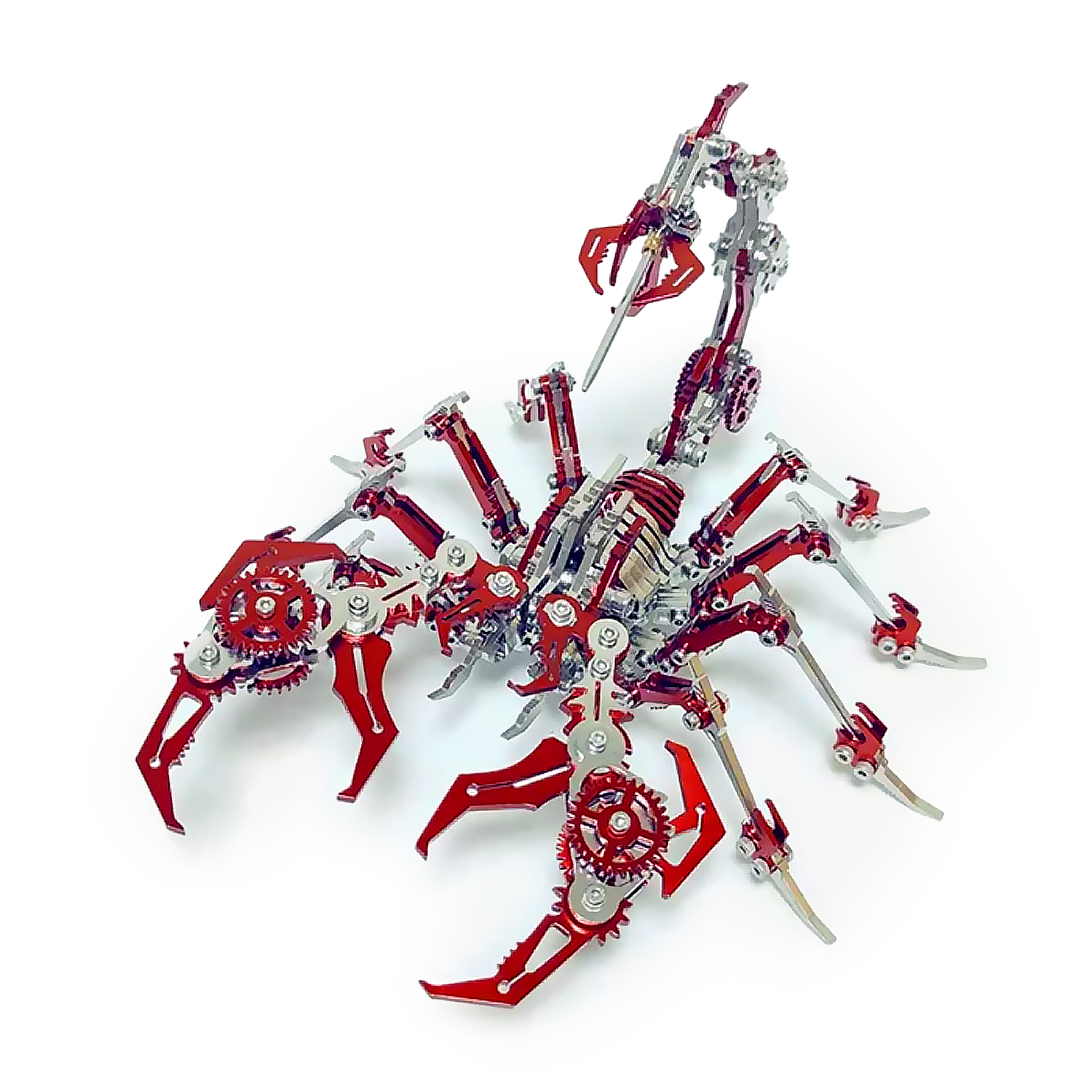 Un modello di scorpione in metallo. Ha parti rosse e argentate, ingranaggi e artigli. Lo scorpione è su sfondo bianco.