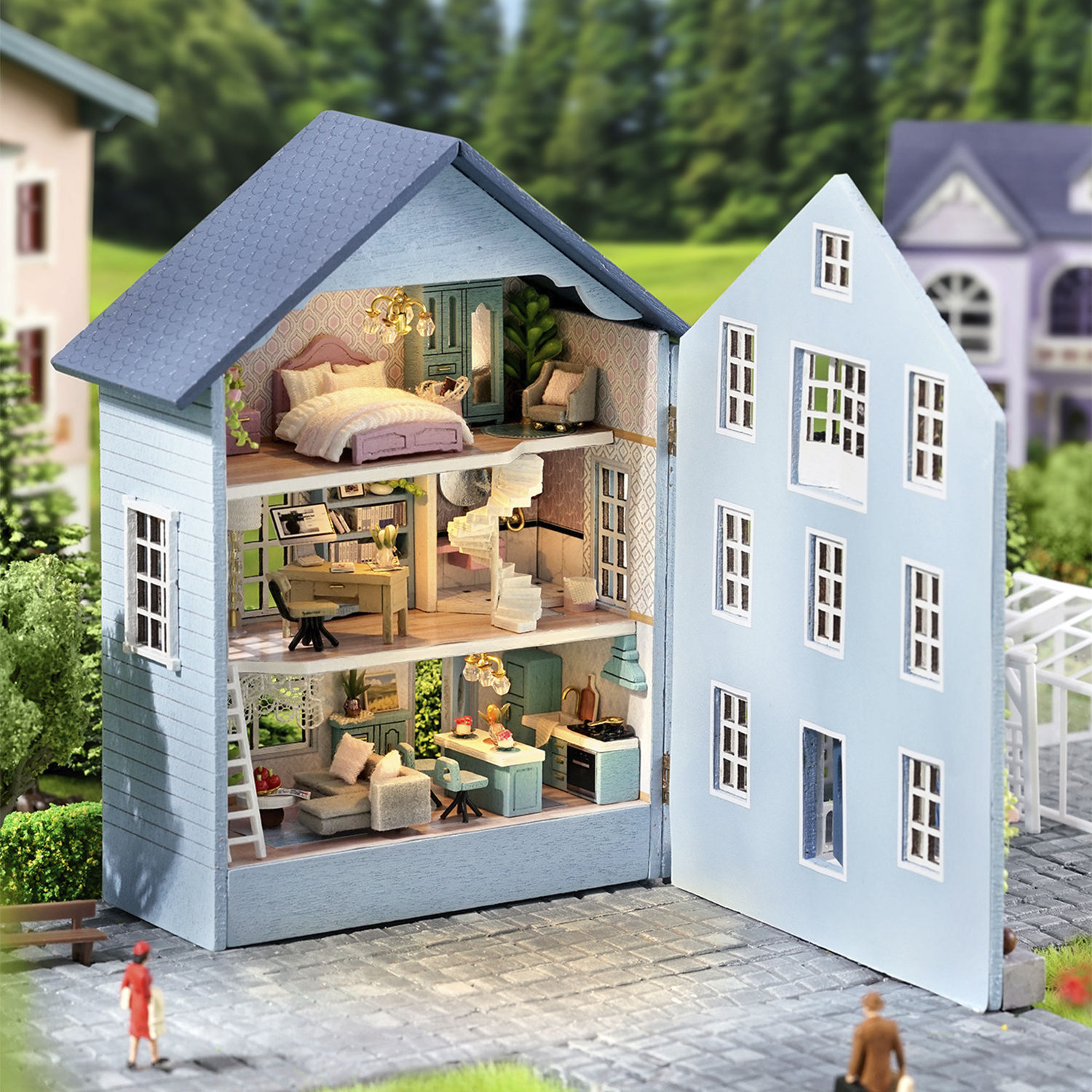 Una casa delle bambole dettagliata con lato aperto rivela stanze. Miniature all'esterno. Alberi verdi ed edifici sullo sfondo.