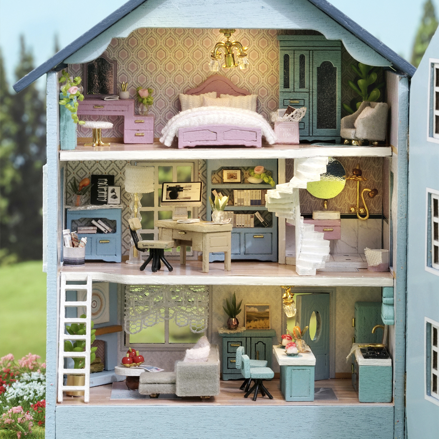 Una casa delle bambole a tre piani. Ogni piano mostra una stanza diversa: camera da letto, ufficio e cucina. Arredata con mobili in miniatura.