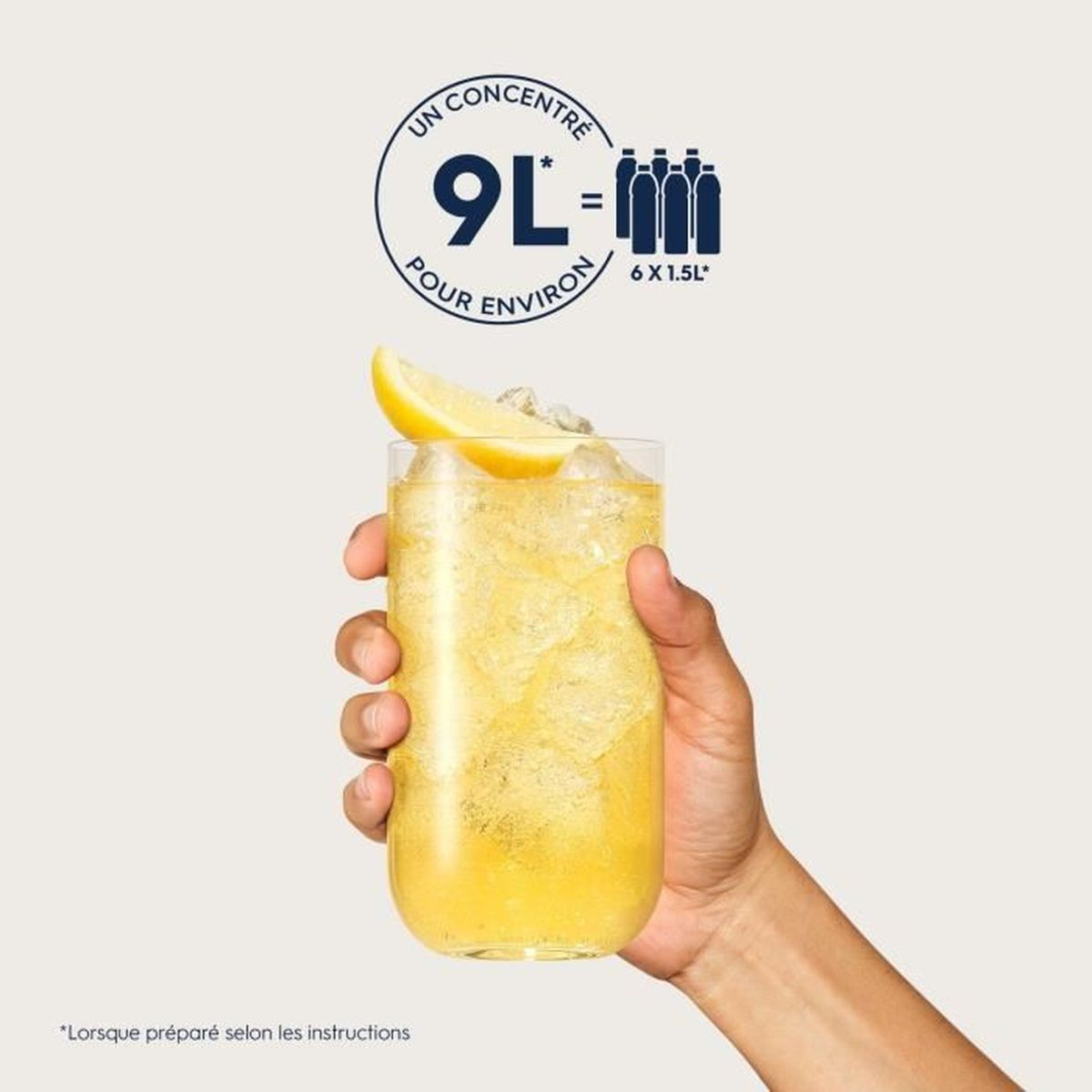 Eine Hand hält ein Glas gelbes Getränk mit Eis und Zitrone. Ein Logo zeigt 9L Konzentrat für 6 x 1,5L.
