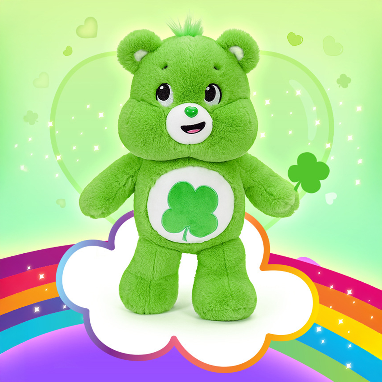 Un Care Bear verde con un quadrifoglio sulla pancia è su una nuvola. Uno sfondo arcobaleno e a forma di cuore con trifogli e stelle.