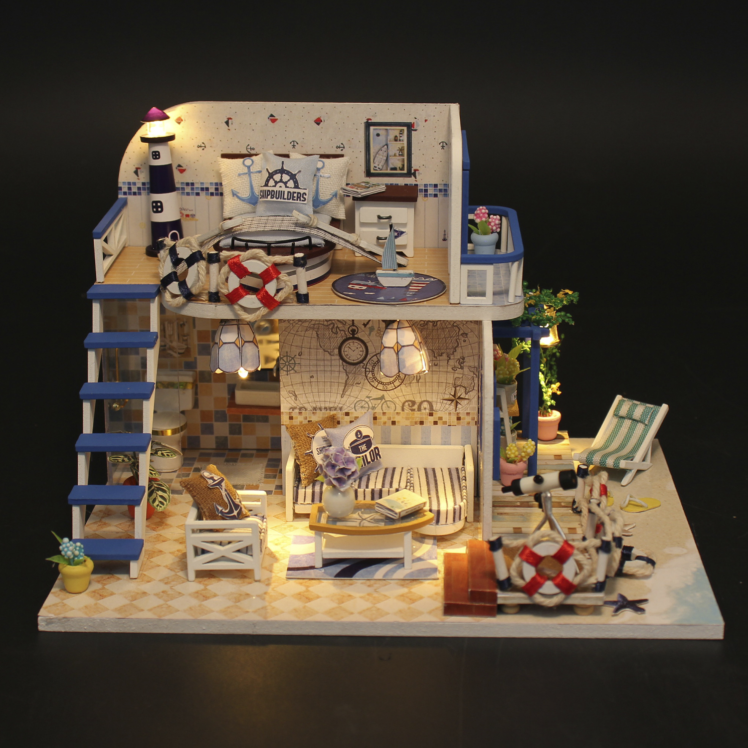 Miniatur-Puppenhaus im nautischen Stil. Mit Leuchtturm, Rettungsringen, Möbeln und Balkon. Detaillierte maritime Dekoration.