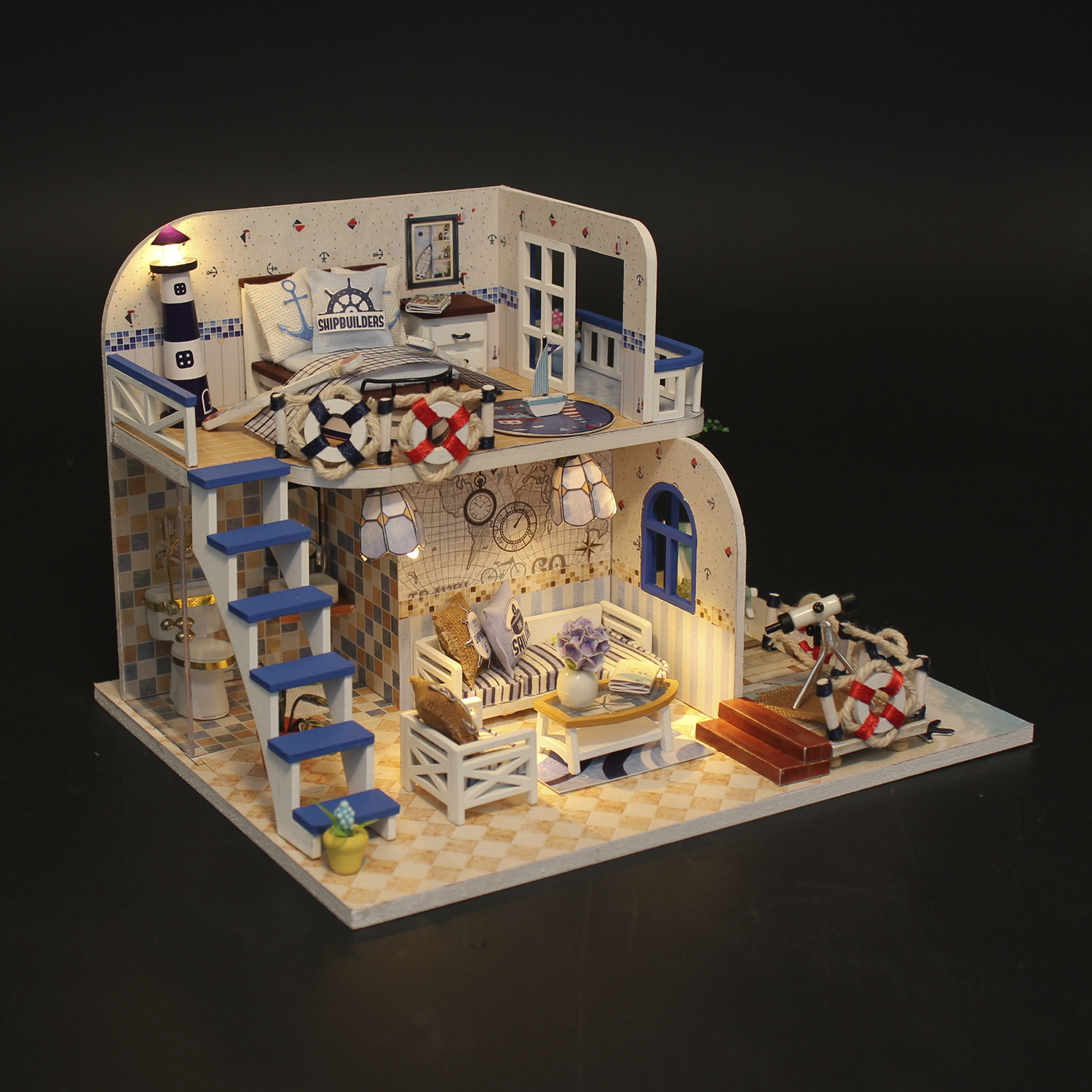 Ein miniaturisiertes Puppenhaus im maritimen Stil mit zwei Etagen. Es verfügt über ein Schlafzimmer, ein Wohnzimmer, Treppen und einen Balkon, mit detaillierter Einrichtung.