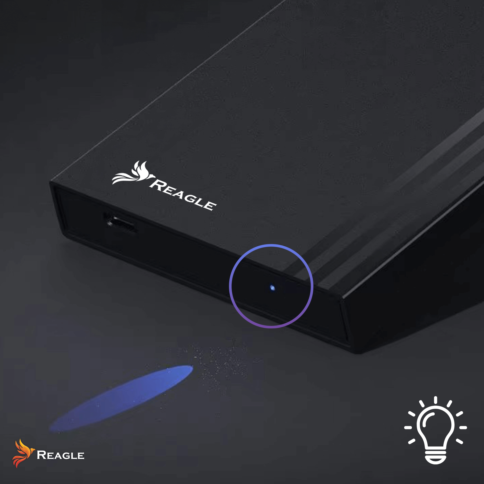 Czarny zewnętrzny dysk twardy z niebieskim światłem. Logo Reagle na urządzeniu. Ciemne tło z efektami świetlnymi.