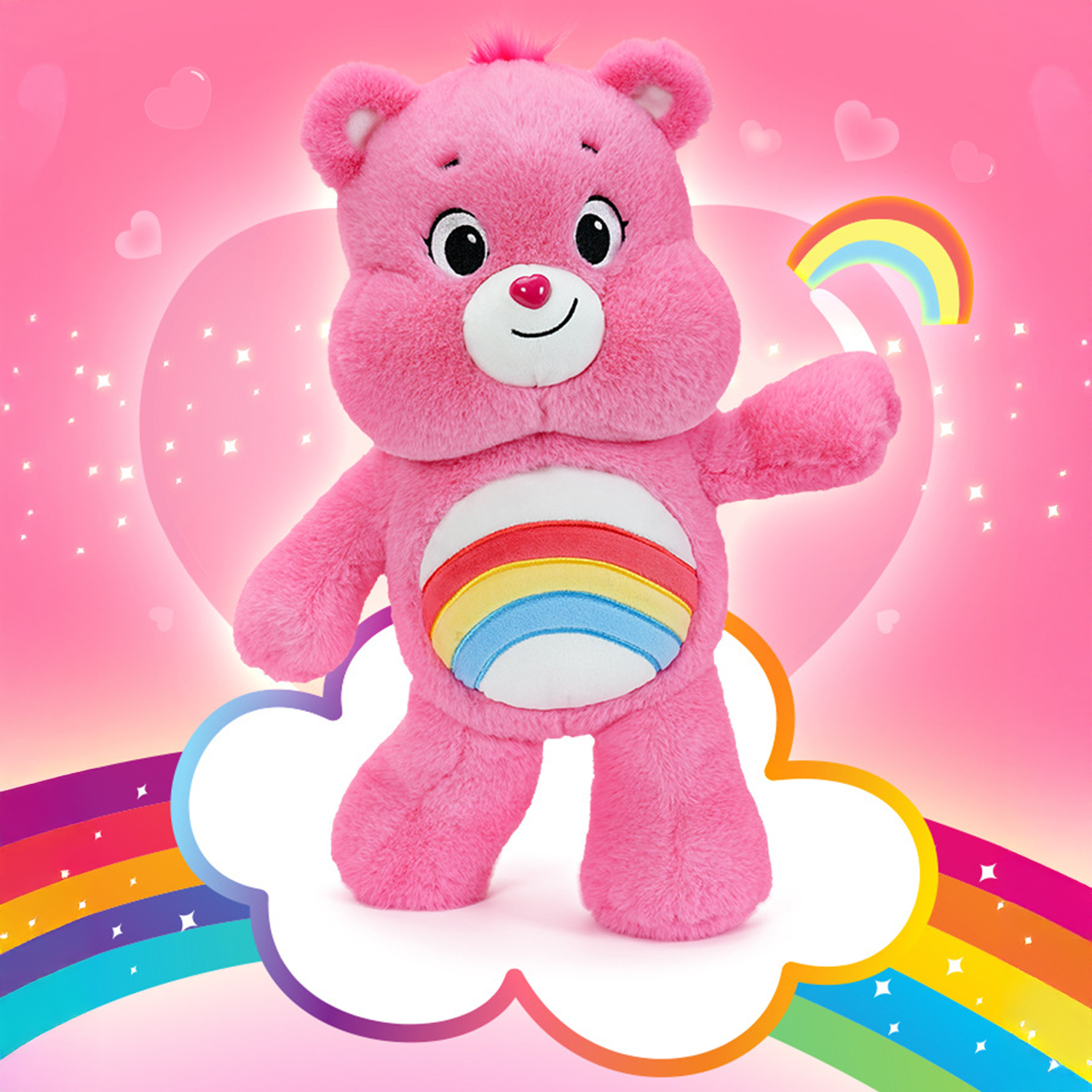 Un peluche Care Bear rosa è in piedi su una nuvola. Ha la pancia arcobaleno e un piccolo arcobaleno sulla destra. Sfondo rosa.