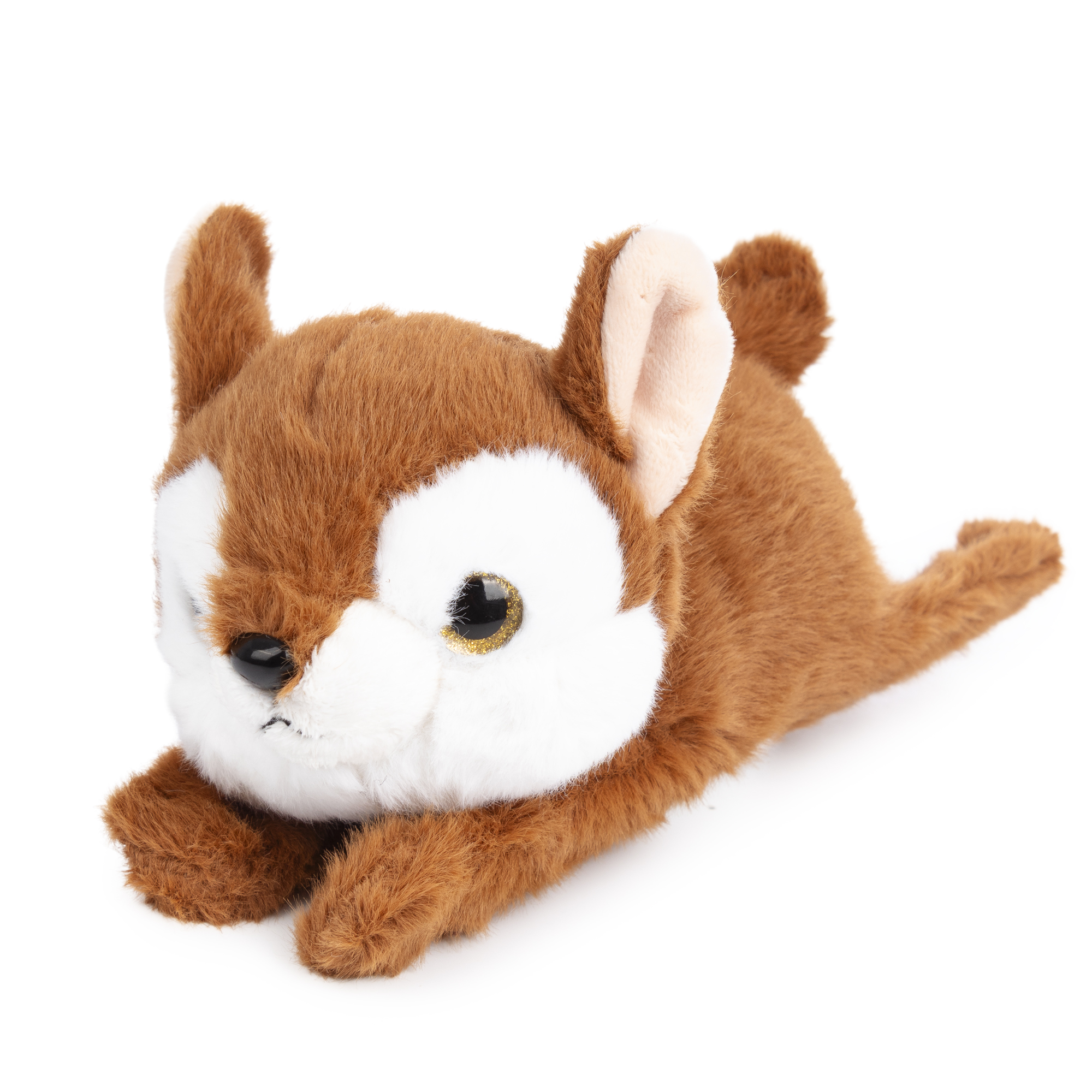 Un cervo di peluche marrone e bianco sdraiato. Ha grandi occhi, piccole orecchie e una consistenza morbida. Lo sfondo è bianco.