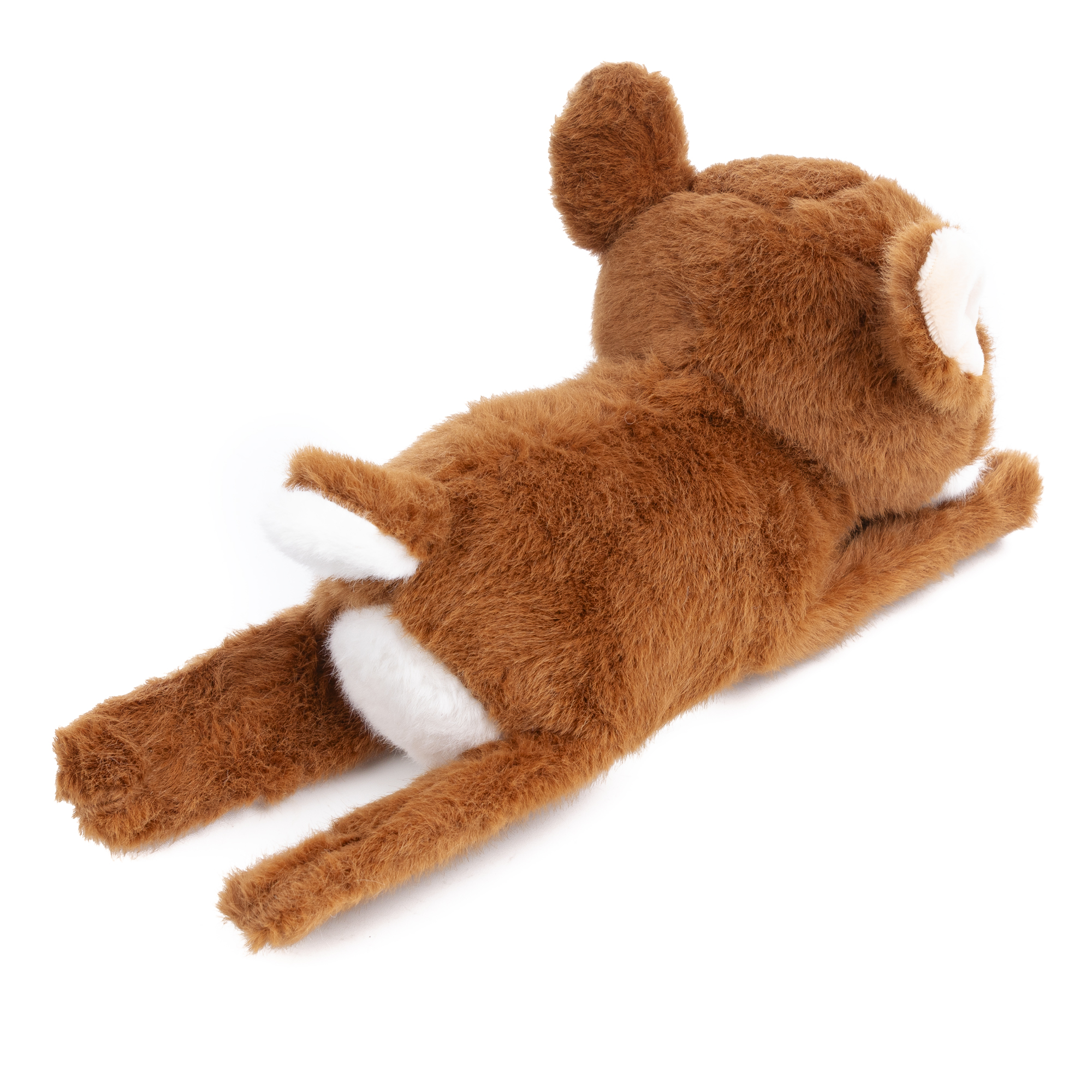 Un giocattolo di cervo di peluche marrone sdraiato sulla pancia su una superficie bianca, con macchie bianche.