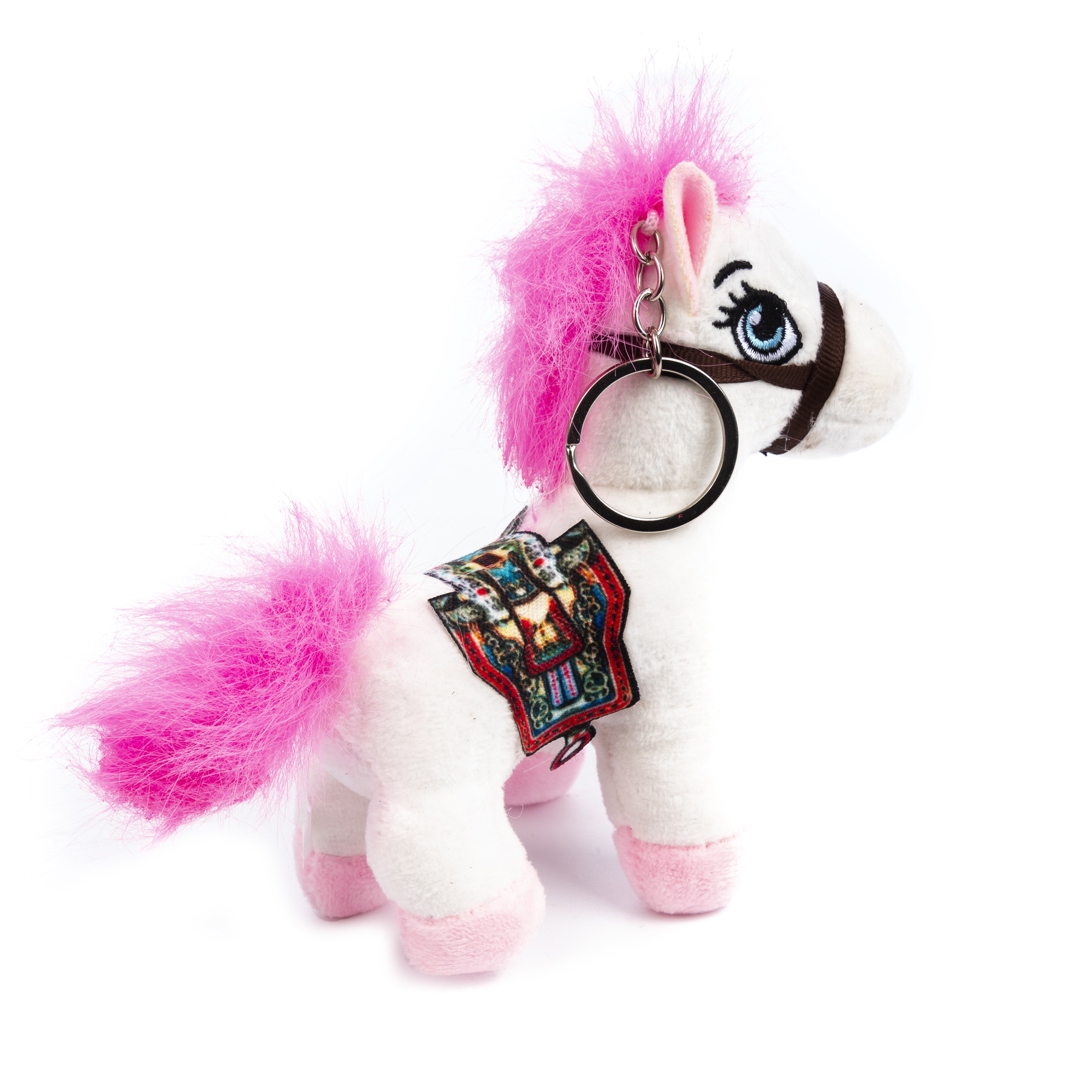 Un giocattolo a forma di cavallo di peluche bianco con criniera, coda e zoccoli rosa. Ha un portachiavi.