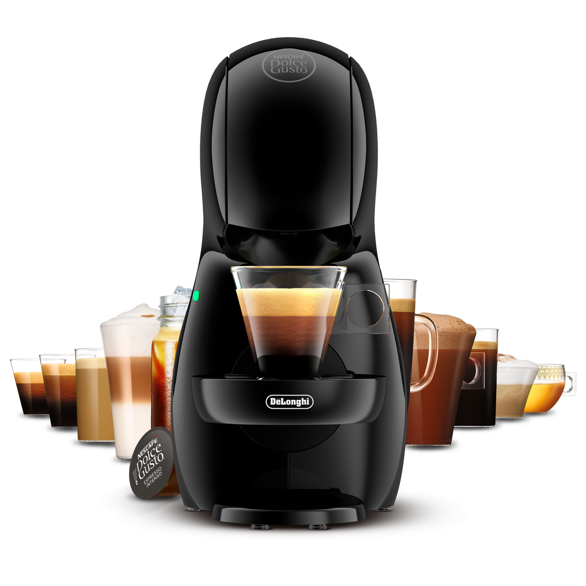 Una macchina da caffè Dolce Gusto nera al centro, con varie bevande al caffè in bicchieri che la circondano su sfondo bianco.
