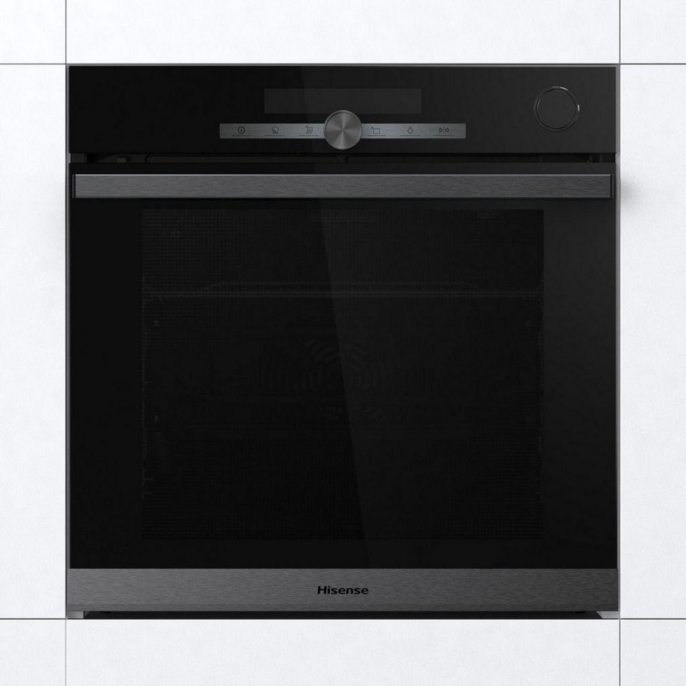 Un forno Hisense nero incassato in un mobile da cucina bianco. Il forno ha una porta a vetro e un pannello di controllo.