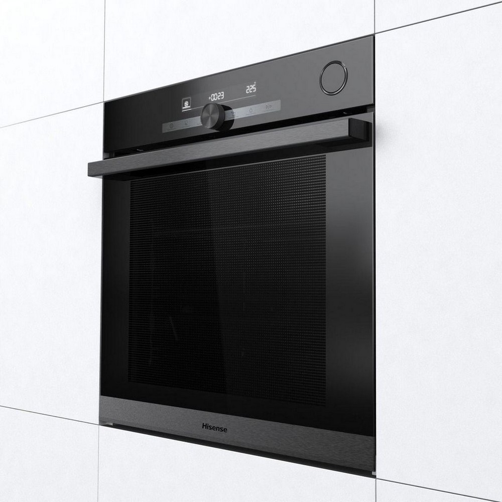 Un moderno forno Hisense nero integrato in un mobile da cucina bianco. Il forno ha un display digitale e una maniglia nera.