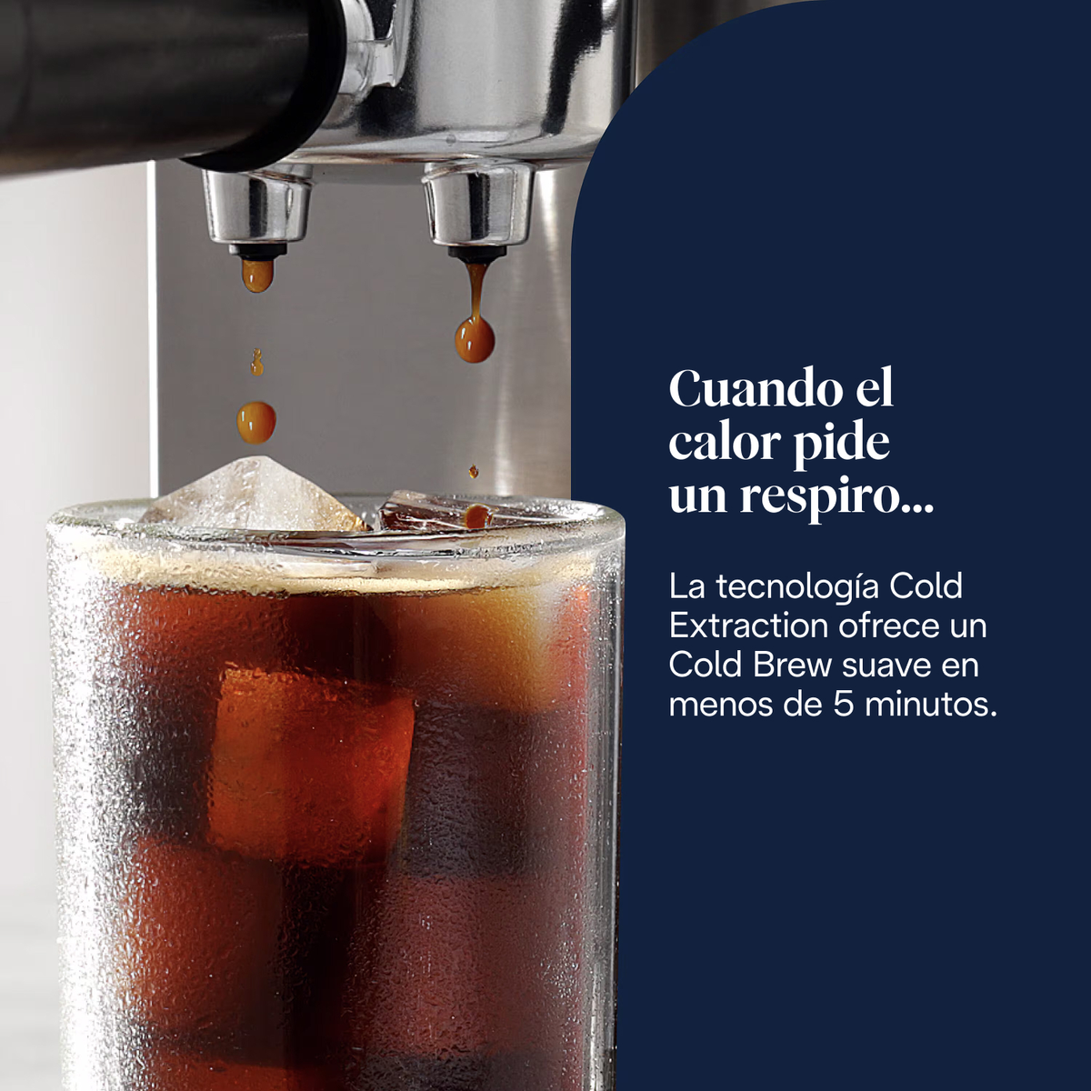 Kaffeemaschine, die Kaffeetropfen in ein Glas Eiskaffee abgibt. Das Glas ist im Vordergrund, die Maschine im Hintergrund.