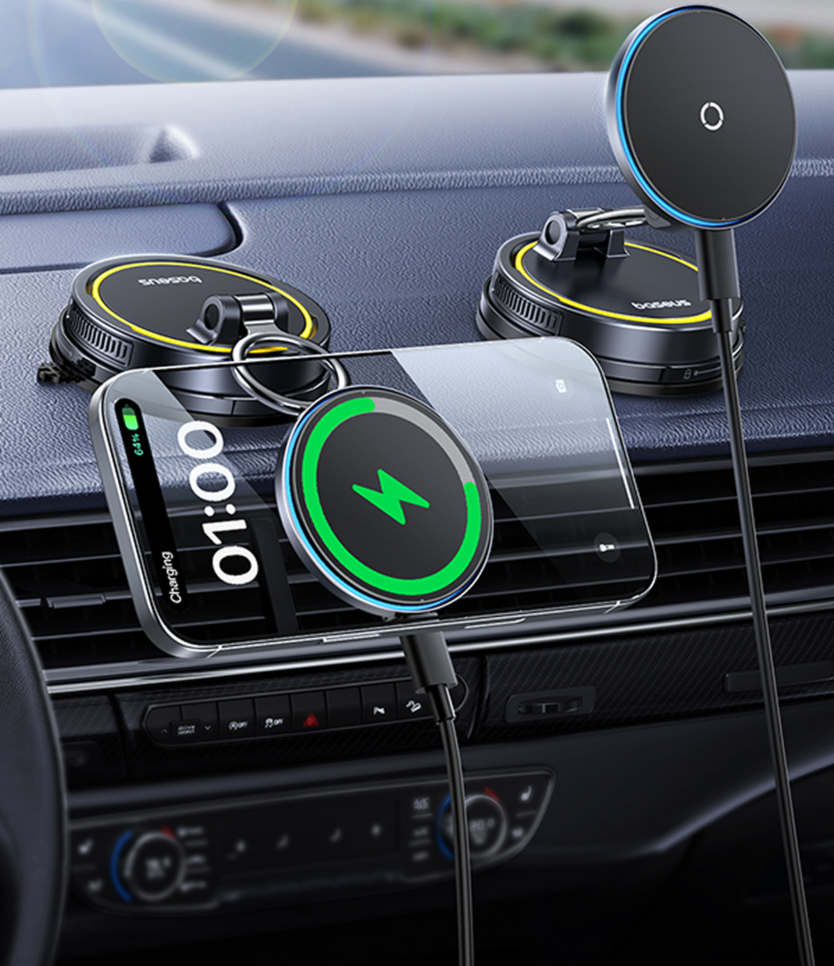 Ein Telefon, das im Auto kabellos geladen wird. Mehrere Ladepads sind sichtbar. Das Telefon zeigt Zeit und Ladestatus an. Armaturenbrett ist Hintergrund.