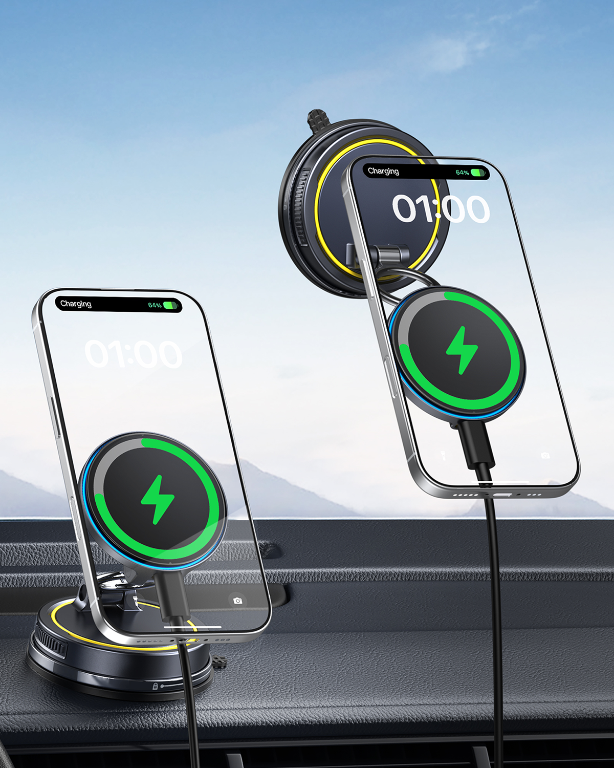 Zwei Telefone, die an Autohalterungen aufgeladen werden. Jedes zeigt 'Charging' und einen grünen Blitz. Hintergrund ist ein Armaturenbrett und blauer Himmel.