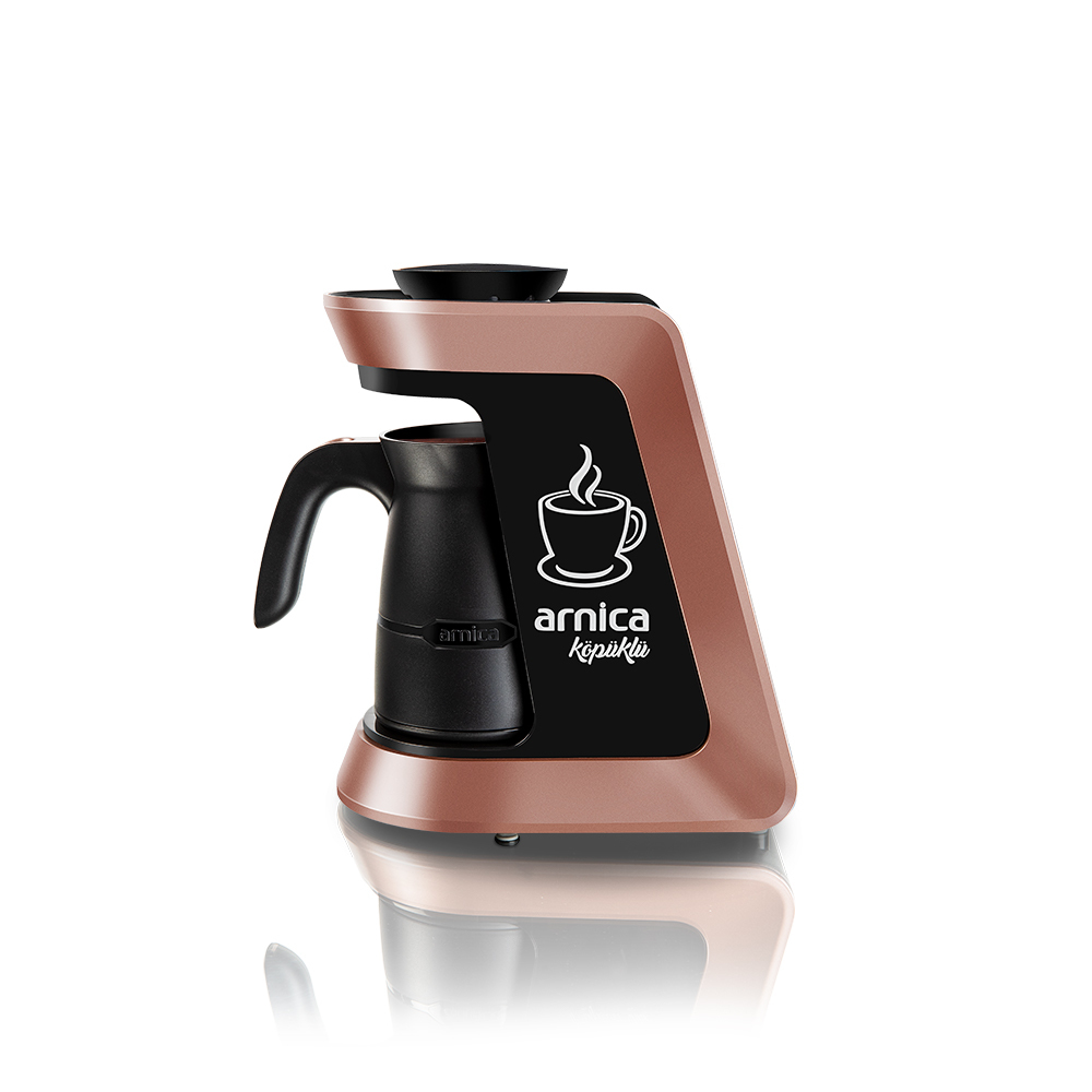 Eine kupfer-schwarze türkische Kaffeemaschine von Arnica. Mit Griff, schwarzer Karaffe und Logo mit Kaffeetasse.