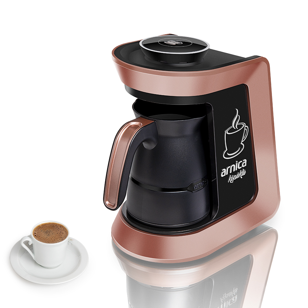 Ein roségoldener und schwarzer Kaffeezubereiter mit einer Tasse Kaffee auf einer Untertasse. Der Bereiter hat ein Logo und einen Griff.