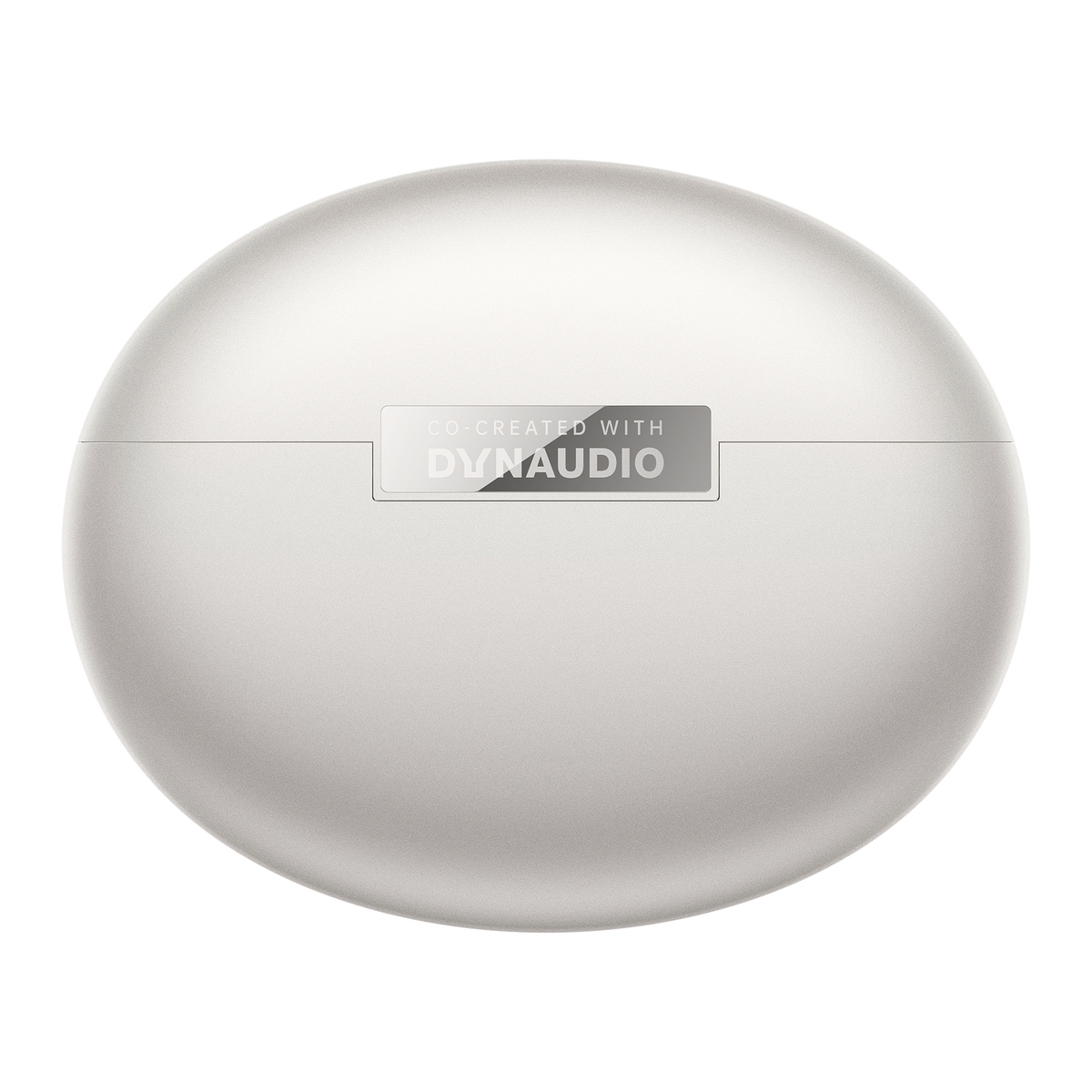 Ein weißes, oval geformtes Ohrhörer-Etui. Es hat einen metallischen Streifen mit dem Text 'CO-CREATED WITH DYNAUDIO' oben.