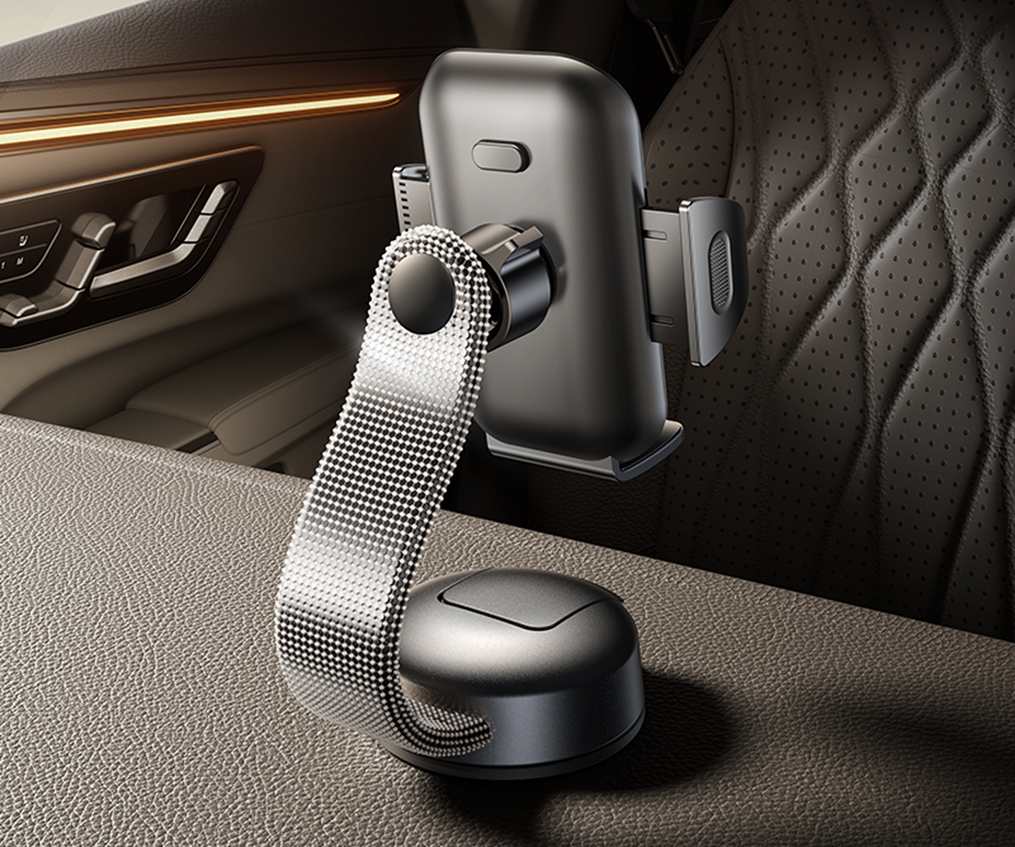 Un supporto per telefono per auto è sul cruscotto di un'auto. Il supporto è nero e argento. Lo sfondo mostra l'interno dell'auto.