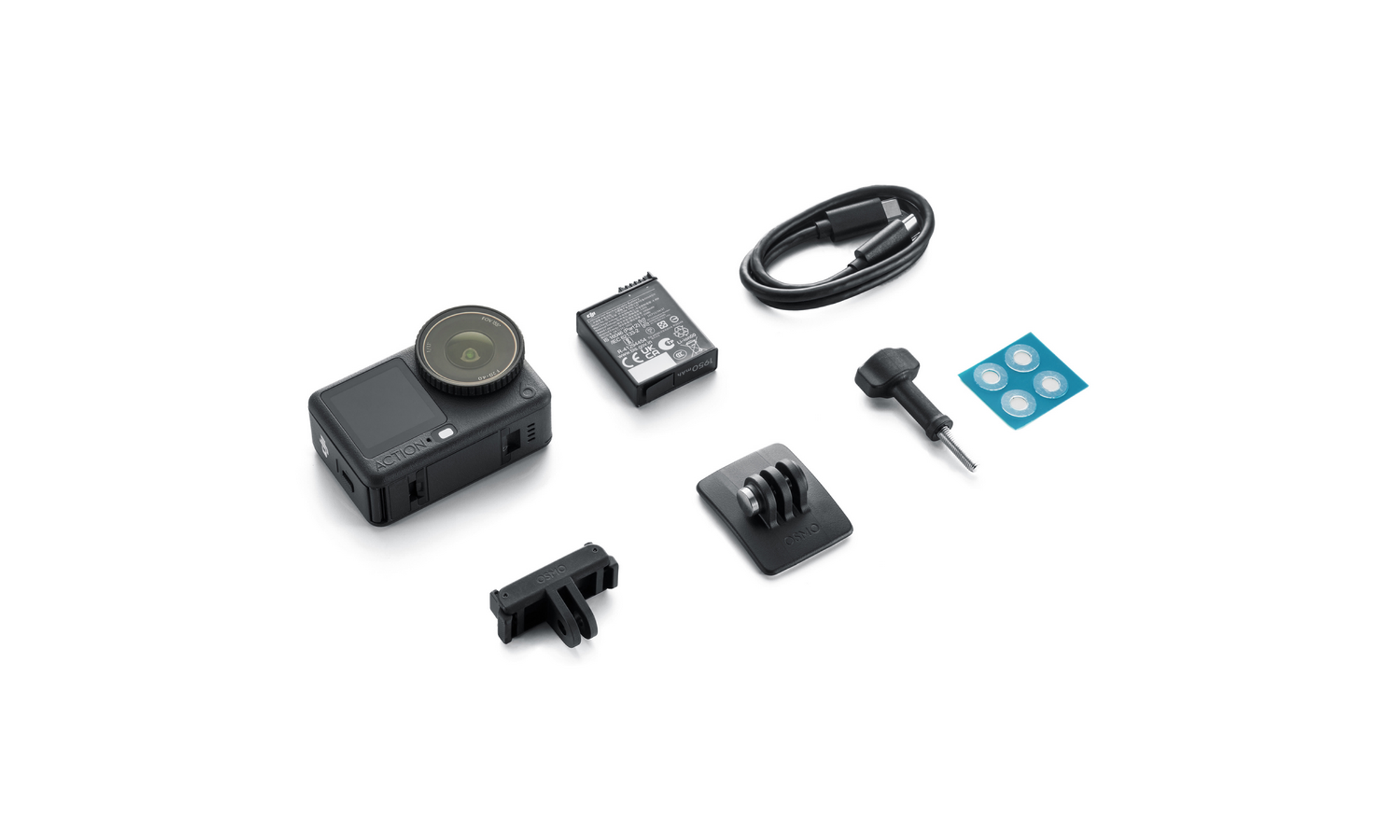 Czarna kamera sportowa i akcesoria ułożone na białej powierzchni, w tym bateria, kabel i osprzęt montażowy.