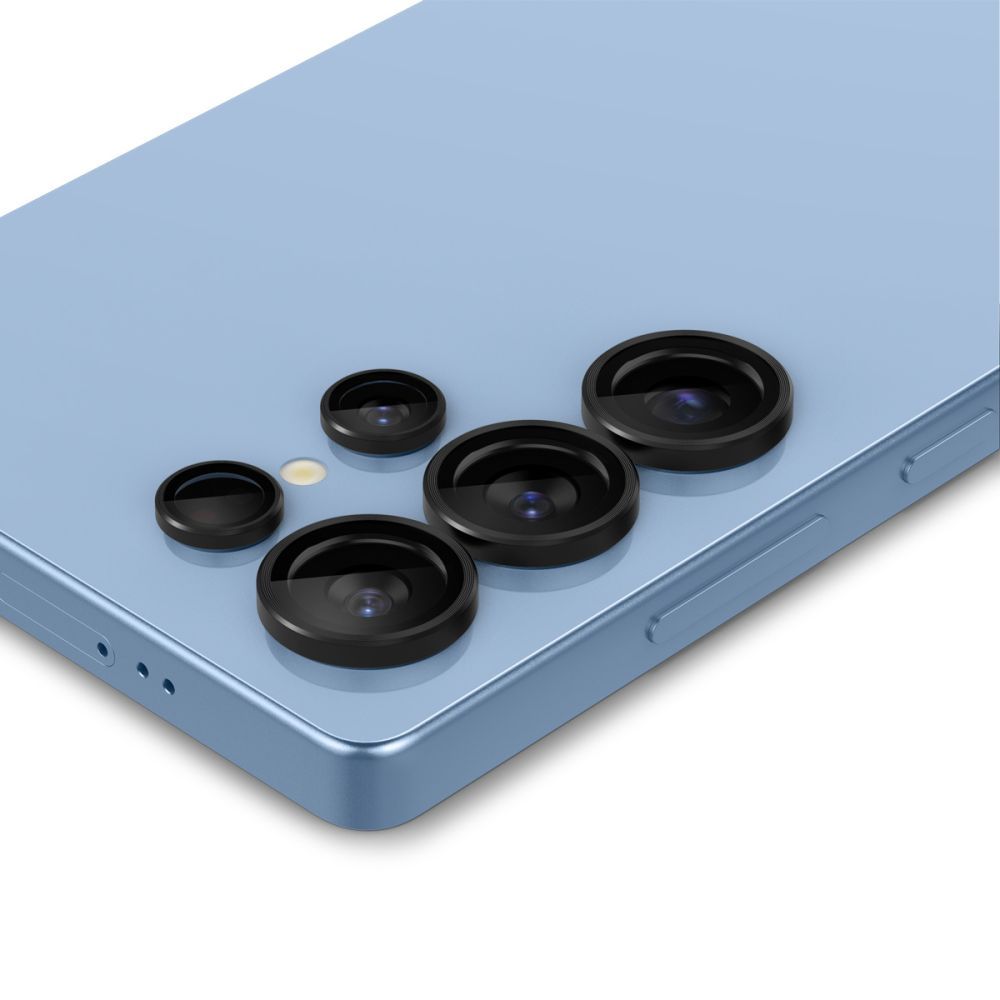 Gros plan d'un dos de smartphone bleu clair avec plusieurs objectifs noirs. Les objectifs sont de tailles variées, disposés en groupe.