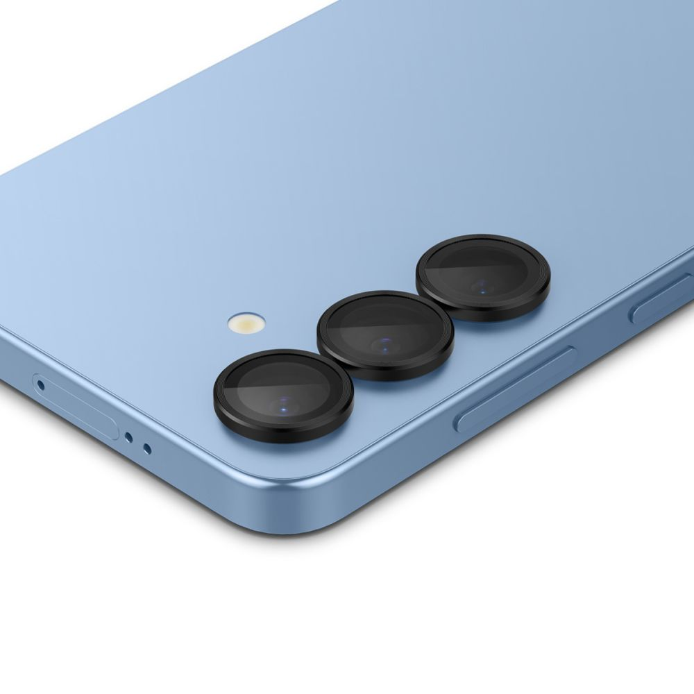 Een lichtblauwe smartphone met drie zwarte cameralenzen. De telefoon staat schuin, met de lenzen en details aan de zijkant.