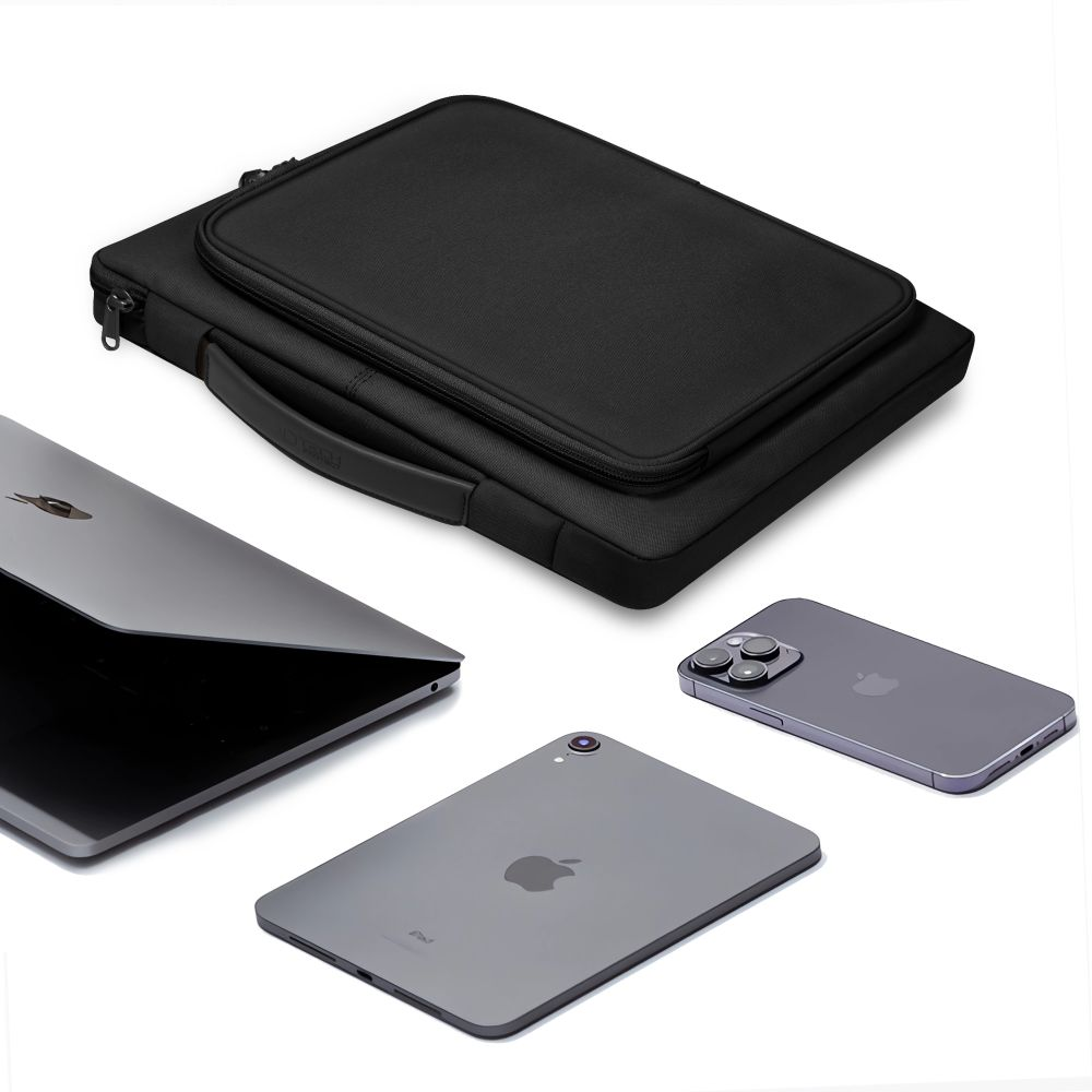 Een zwarte laptoptas, een laptop, een iPad en een iPhone zijn op een wit oppervlak geplaatst. Alle apparaten zijn grijs.